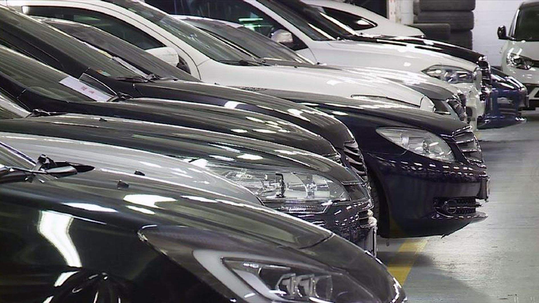 Vehicles en un local expositor.