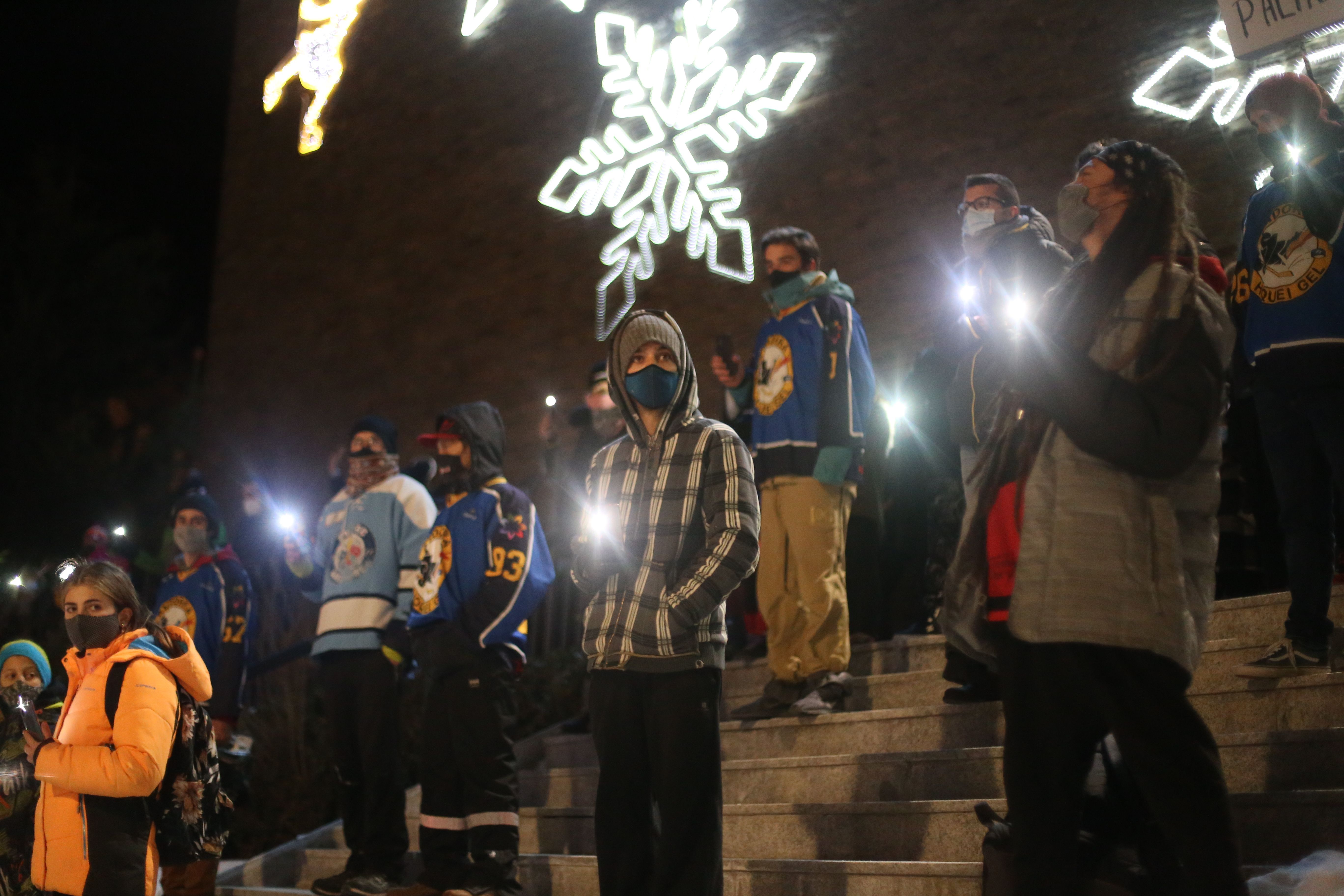 Els ciutadans han fet servir les llanternes dels seus dispositius mòbils per tindre més presència Els ciutadans han fet servir les llanternes dels seus dispositius mòbils per tindre més presència