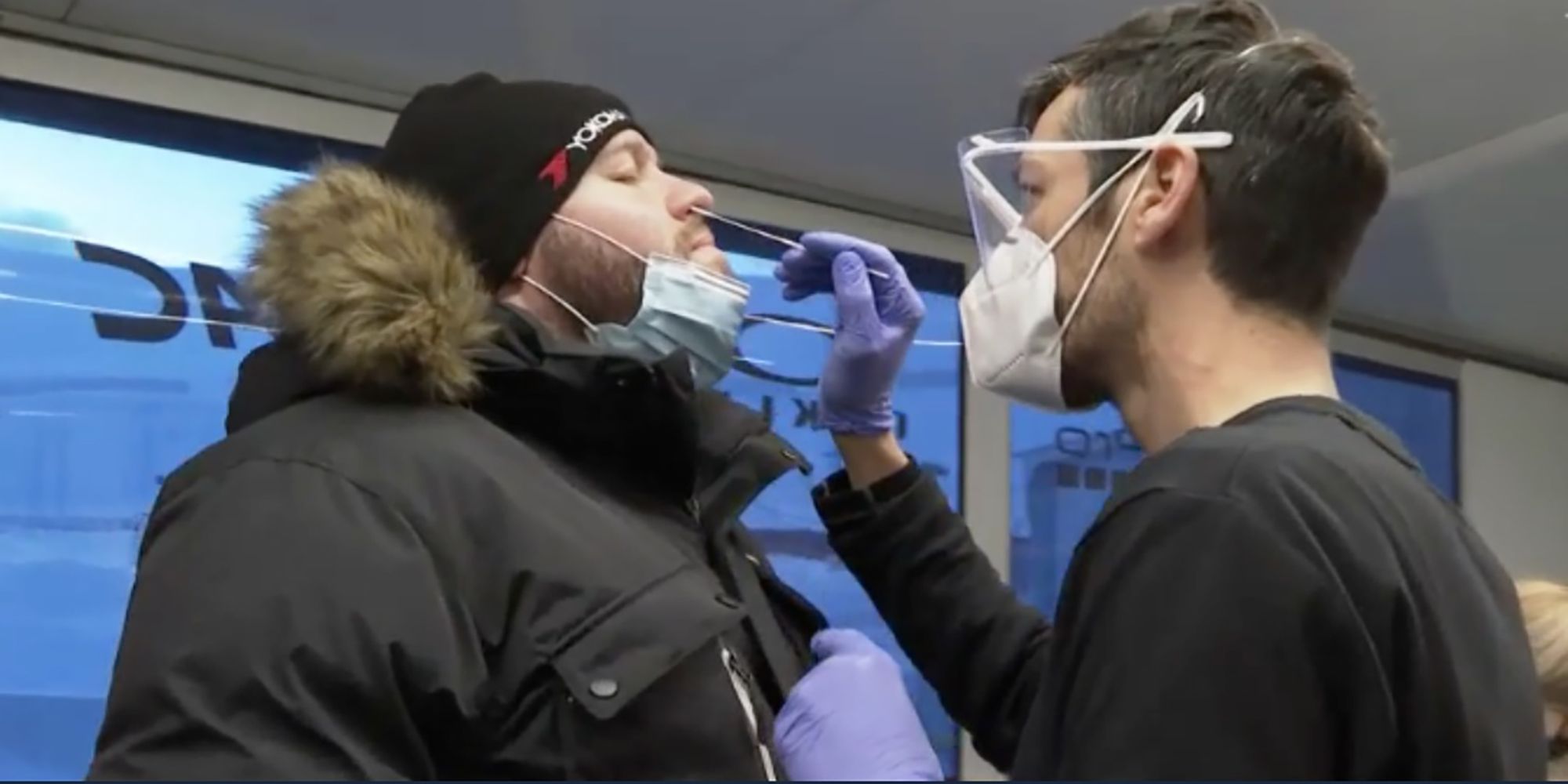 El biòleg Joel López fent un test Covid