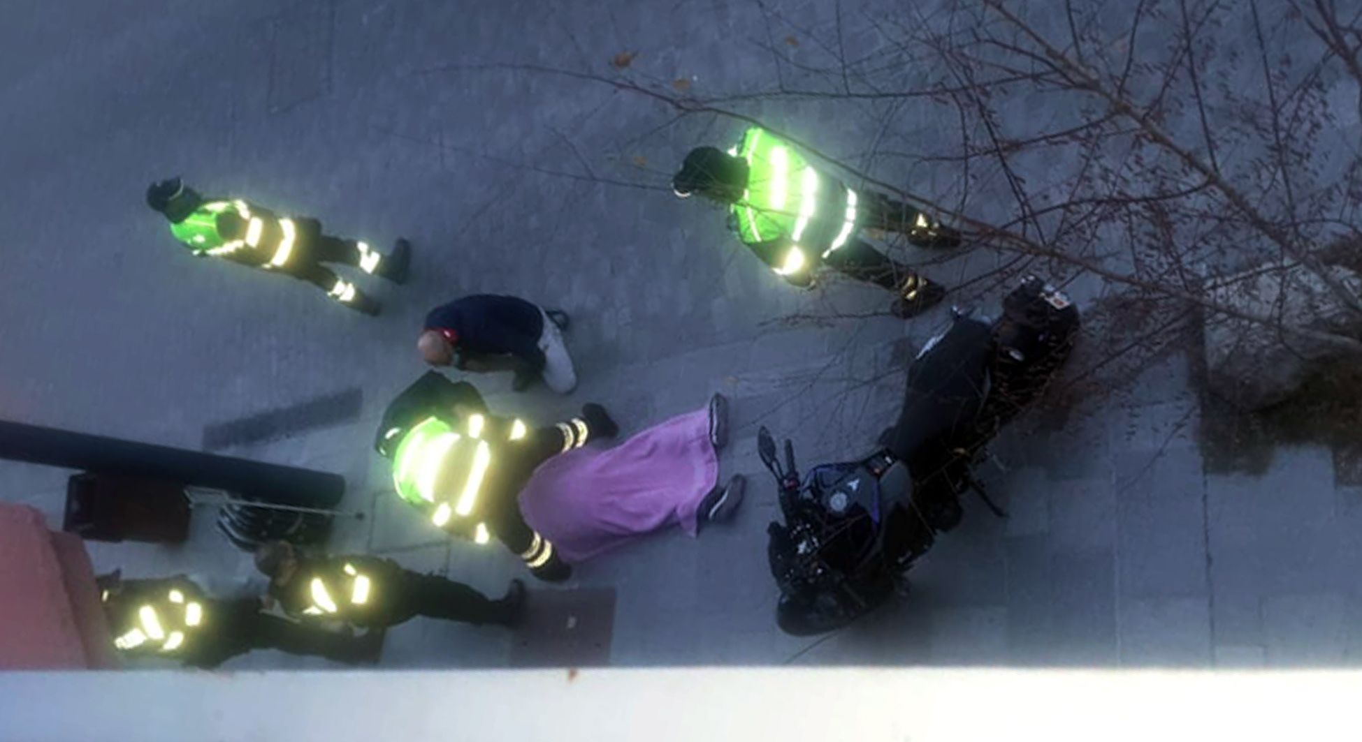 Agents de circulació i de policia més algun vianant atenent el ferit.