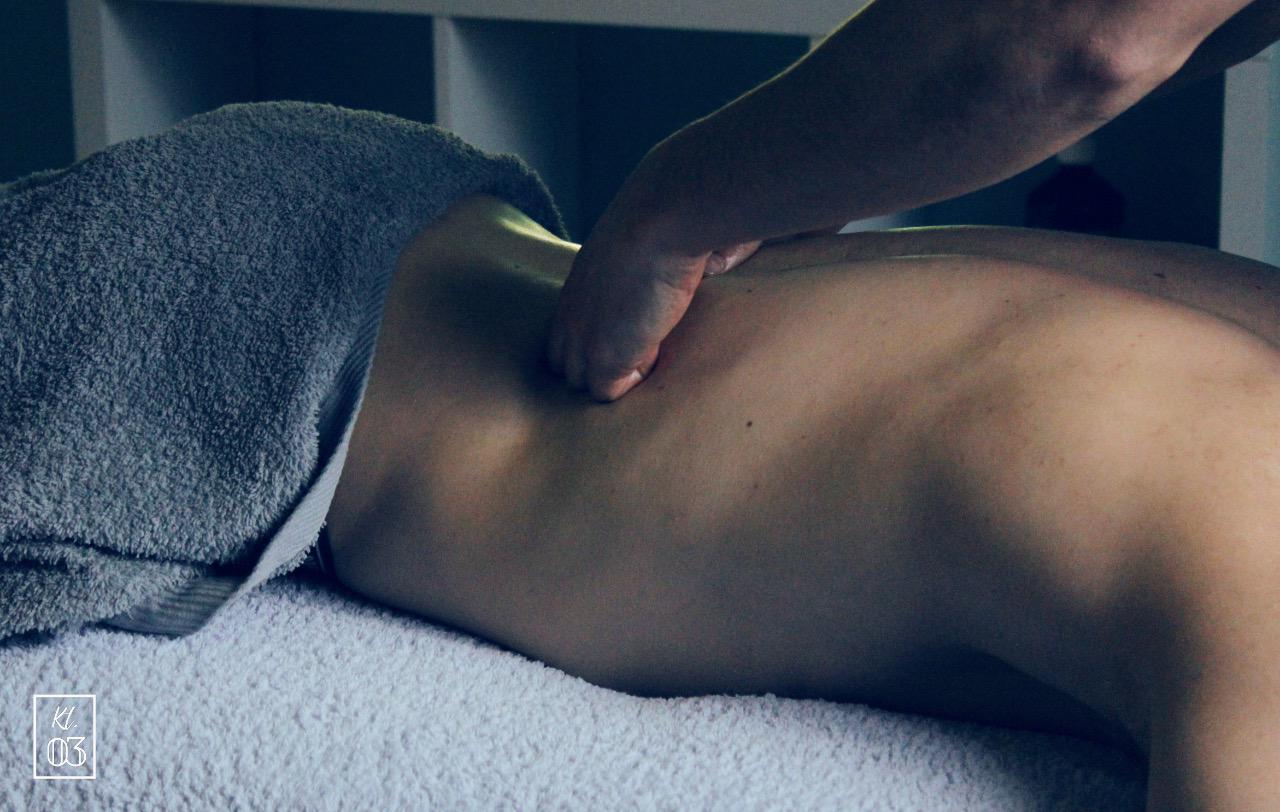 Oriol Aguiar fent un massatge