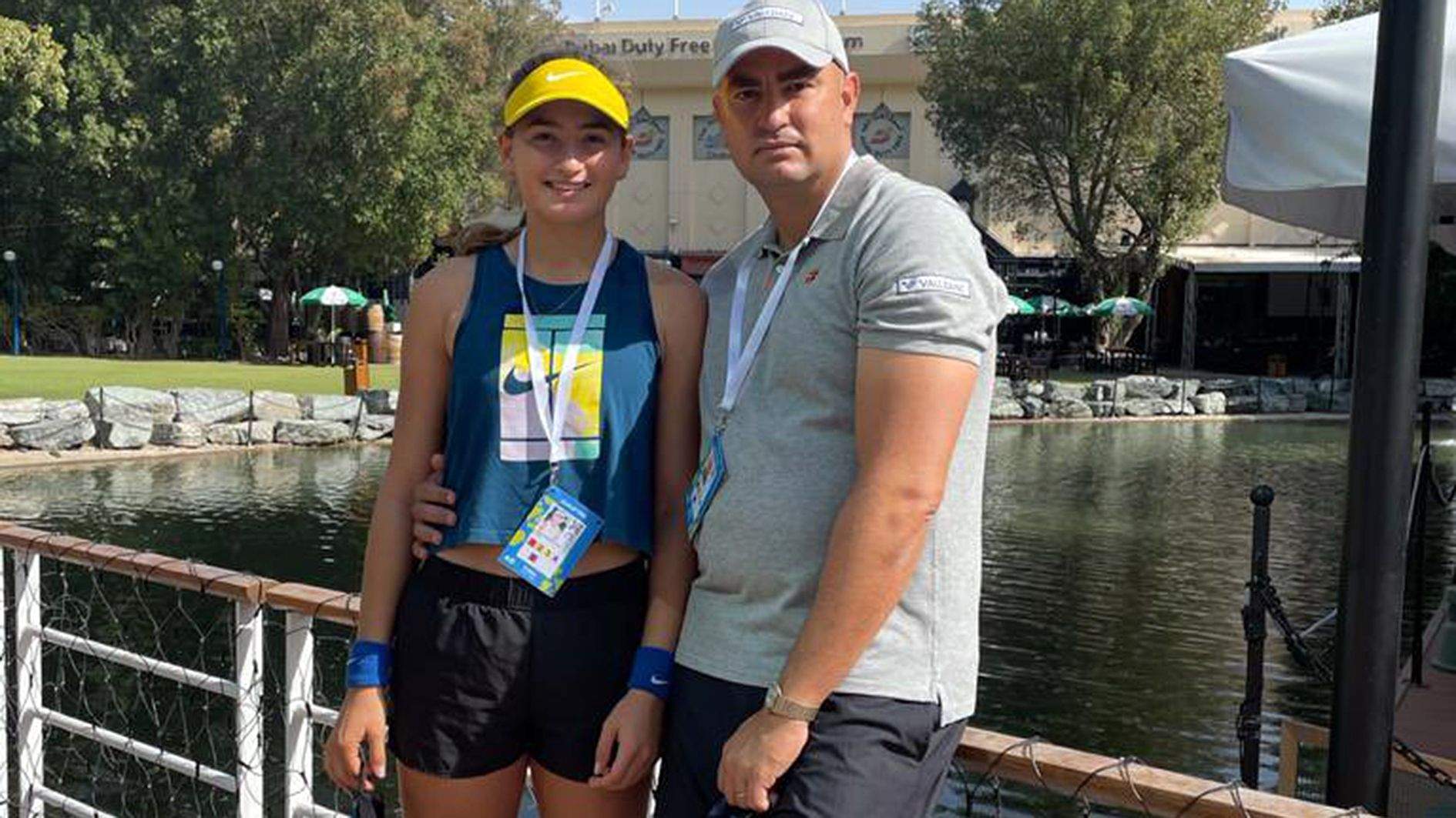 Vicky i Joan Jimenez davant el complex, a Dubai, on es disputarà el torneig de qualificació.