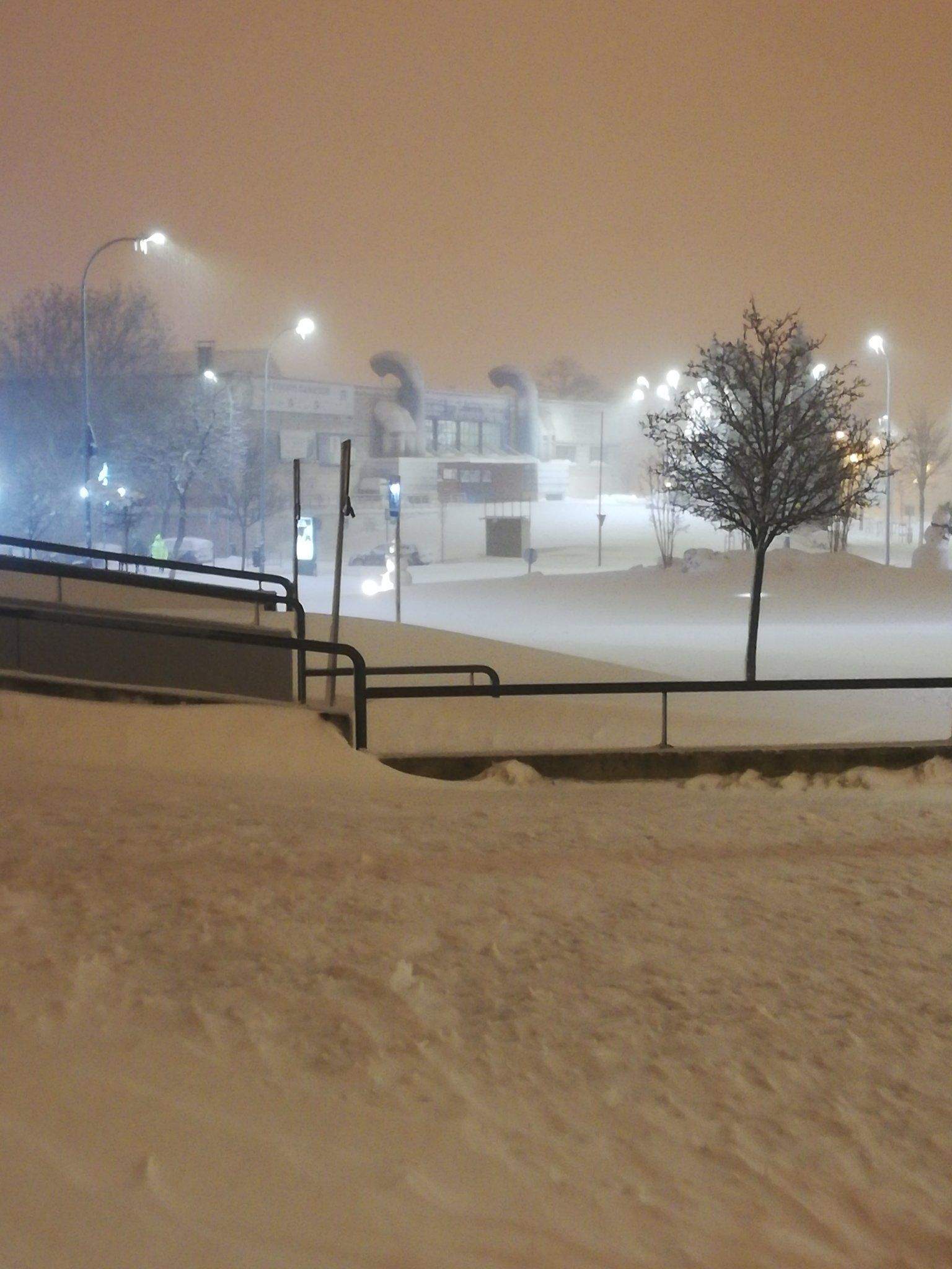 Imatge del pavelló de Fuenlabrada ple de neu.