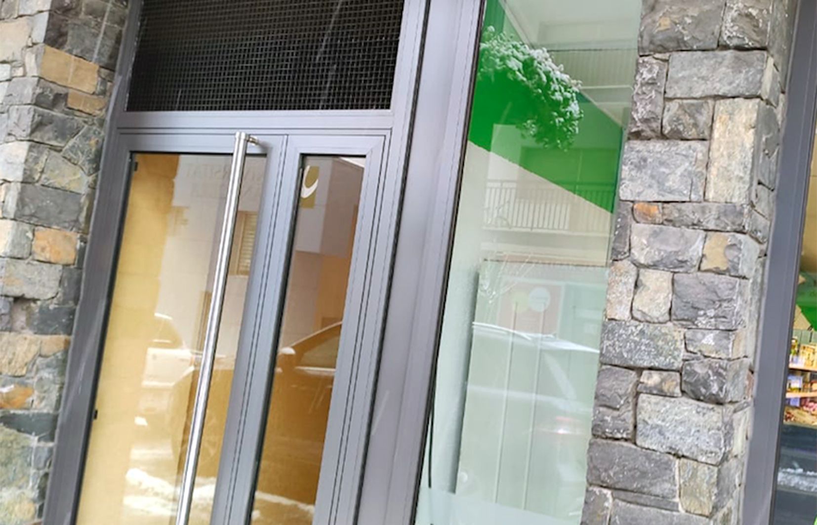 Portal de l'edifici on hi hauria hagut l'intent de furt.