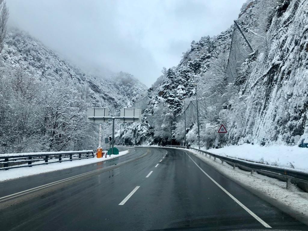 La xarxa viària principal està neta, això no treu que calgui anar amb precaució.