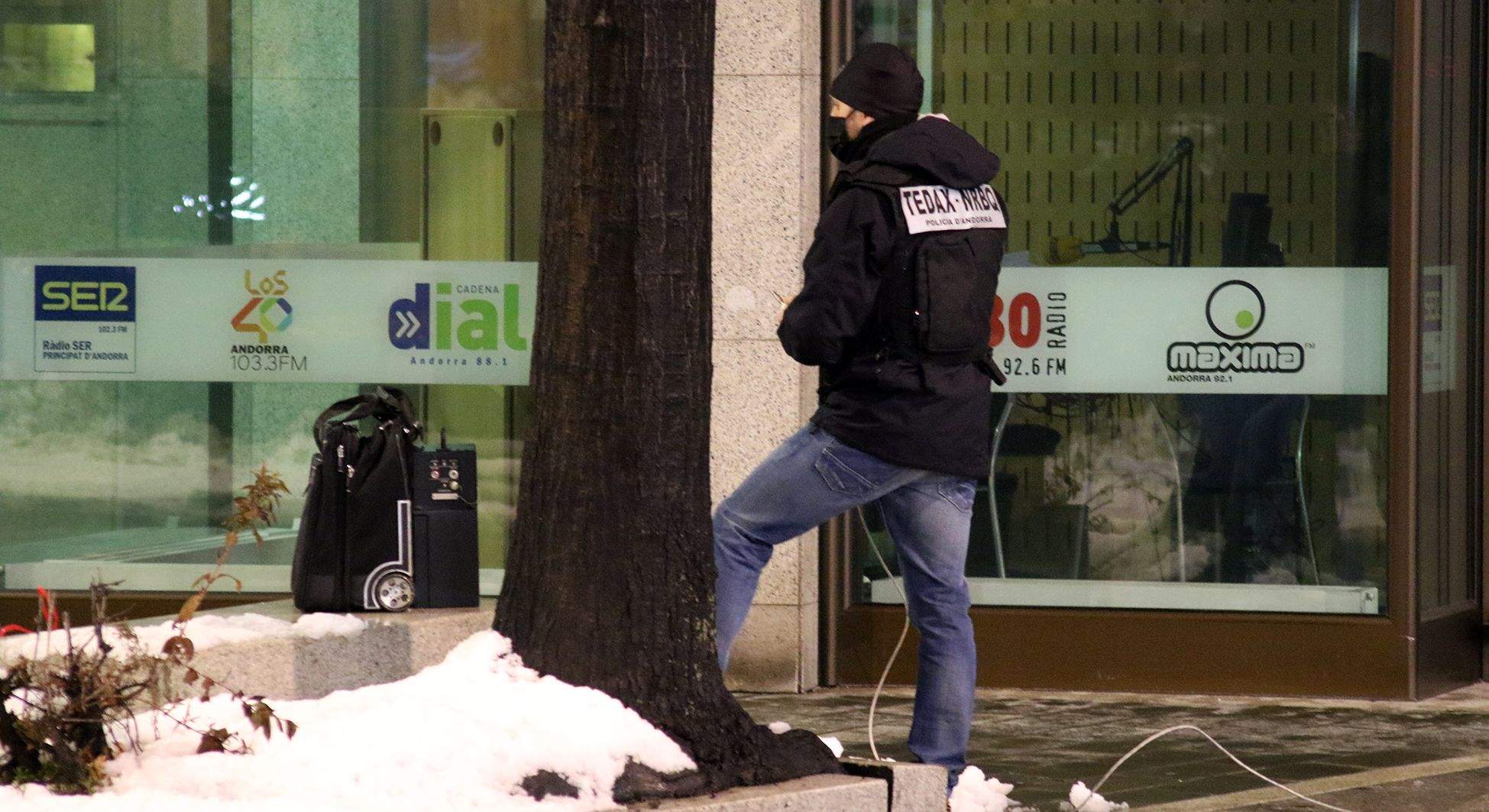 Un especialista de l'equip Tedax preparant el dispositiu desactivador al costat de la maleta.