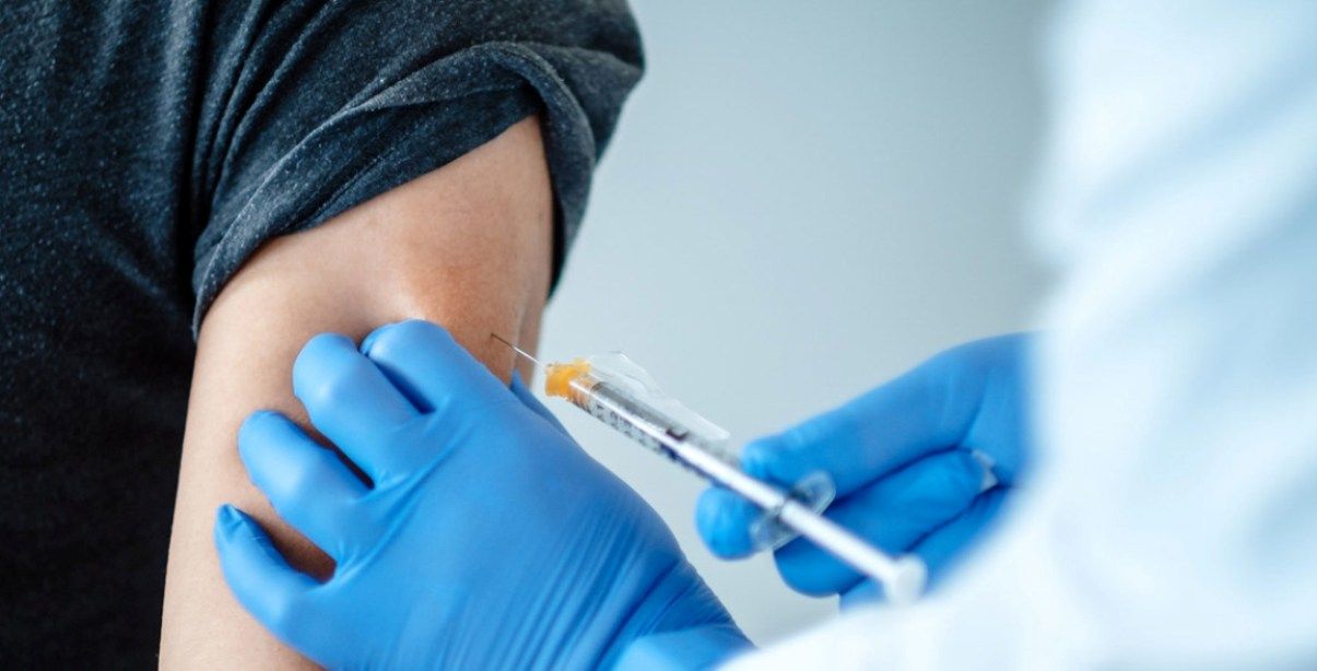 Una persona vacunant-se contra la Covid-19.