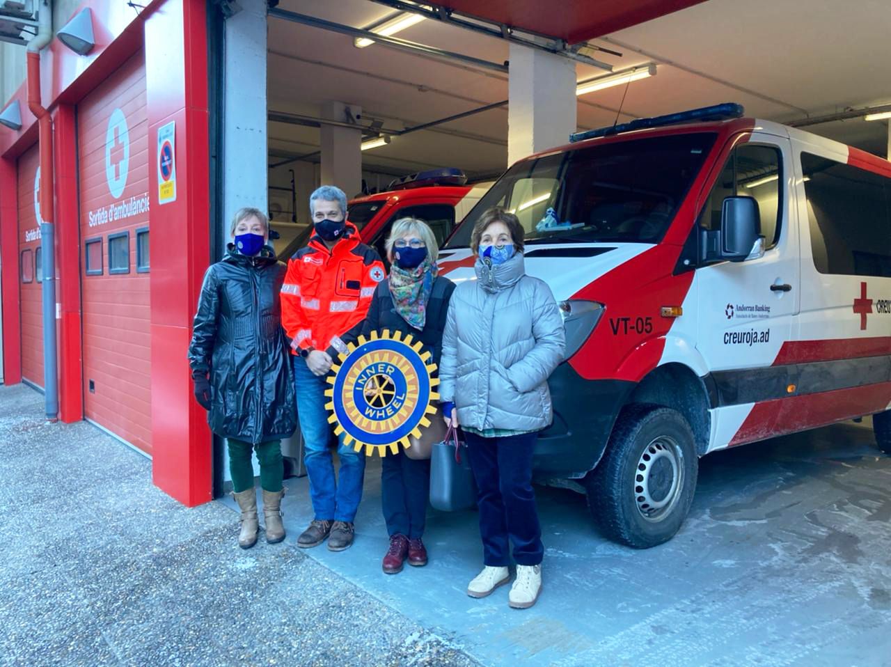 Les membres d'Inner Wheel amb representants de la Creu Roja.