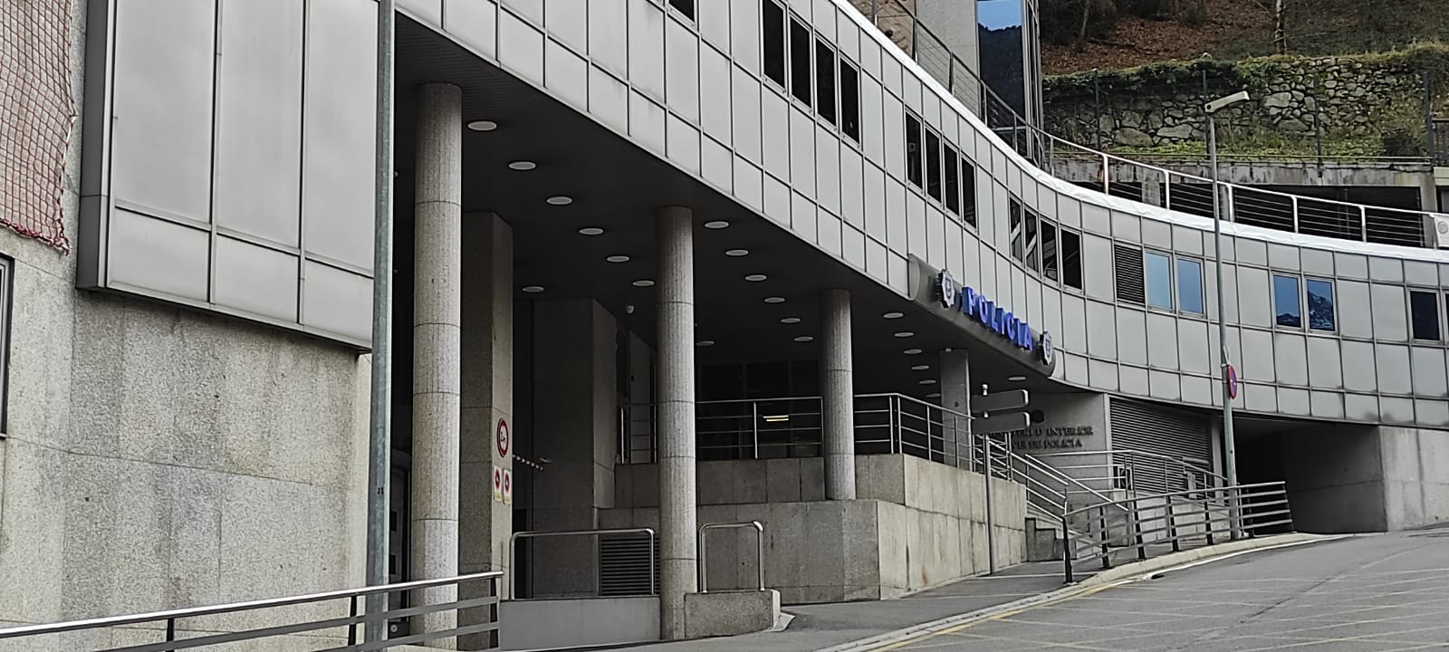 Els detinguts solen ser traslladats a les dependències policials. Els detinguts solen ser traslladats a les dependències policials.