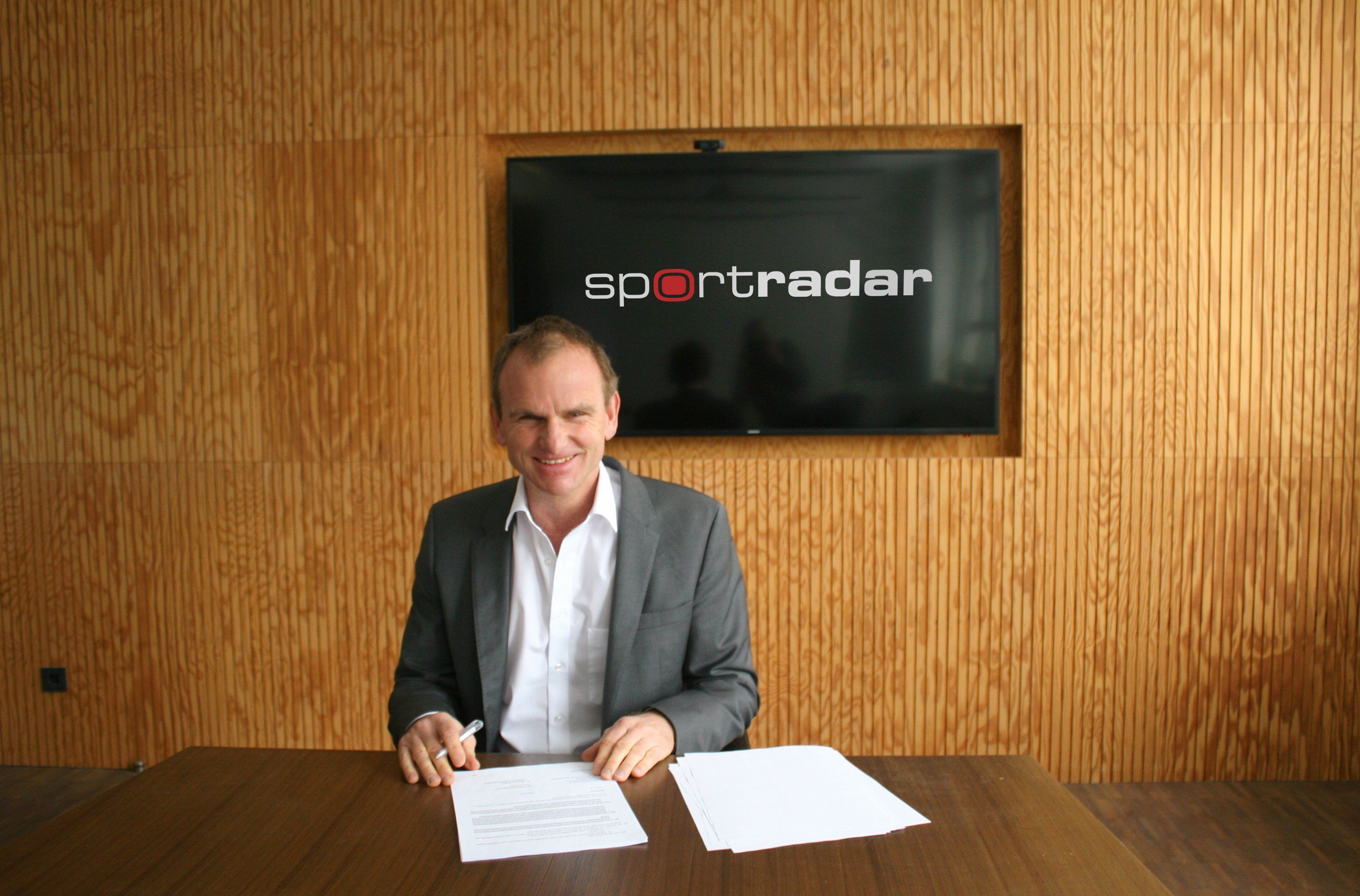 Andreas Krannich, d'Sportradar. durant la signatura de l'acord.