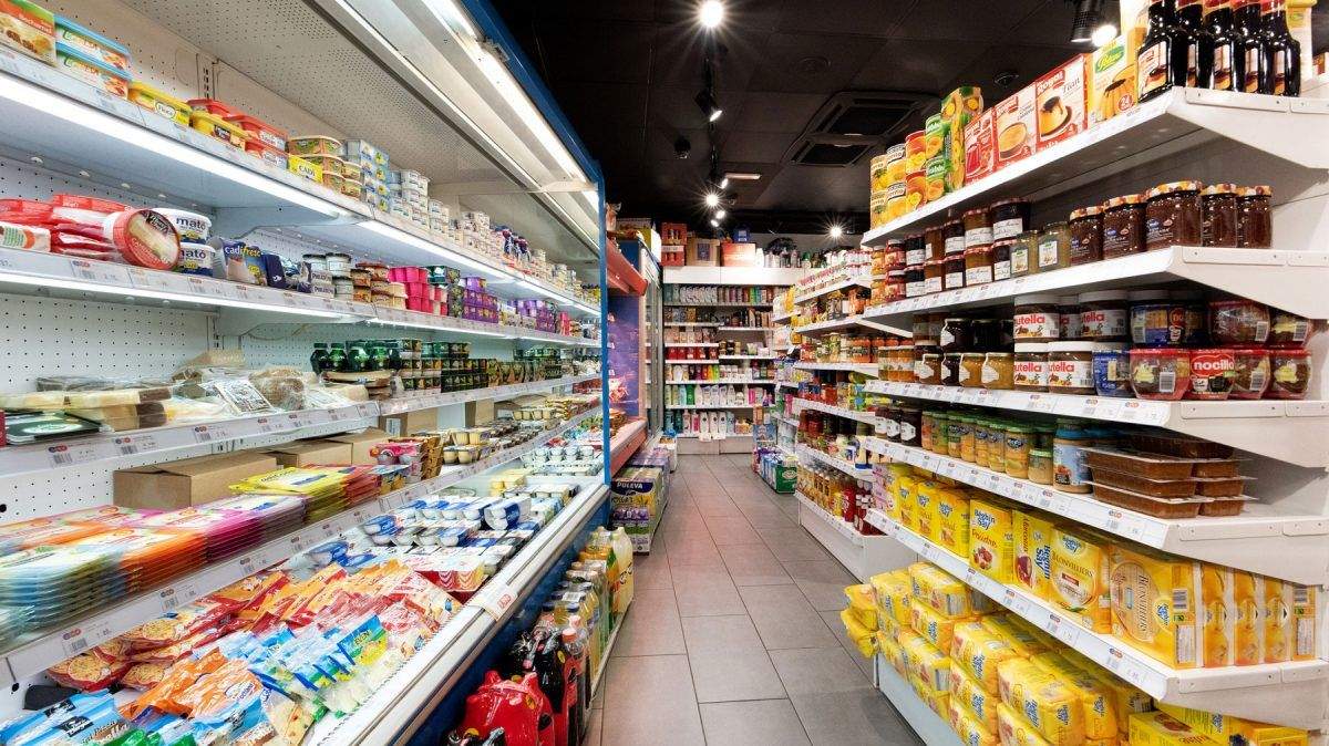 Prestatgeries d'un supermercat.