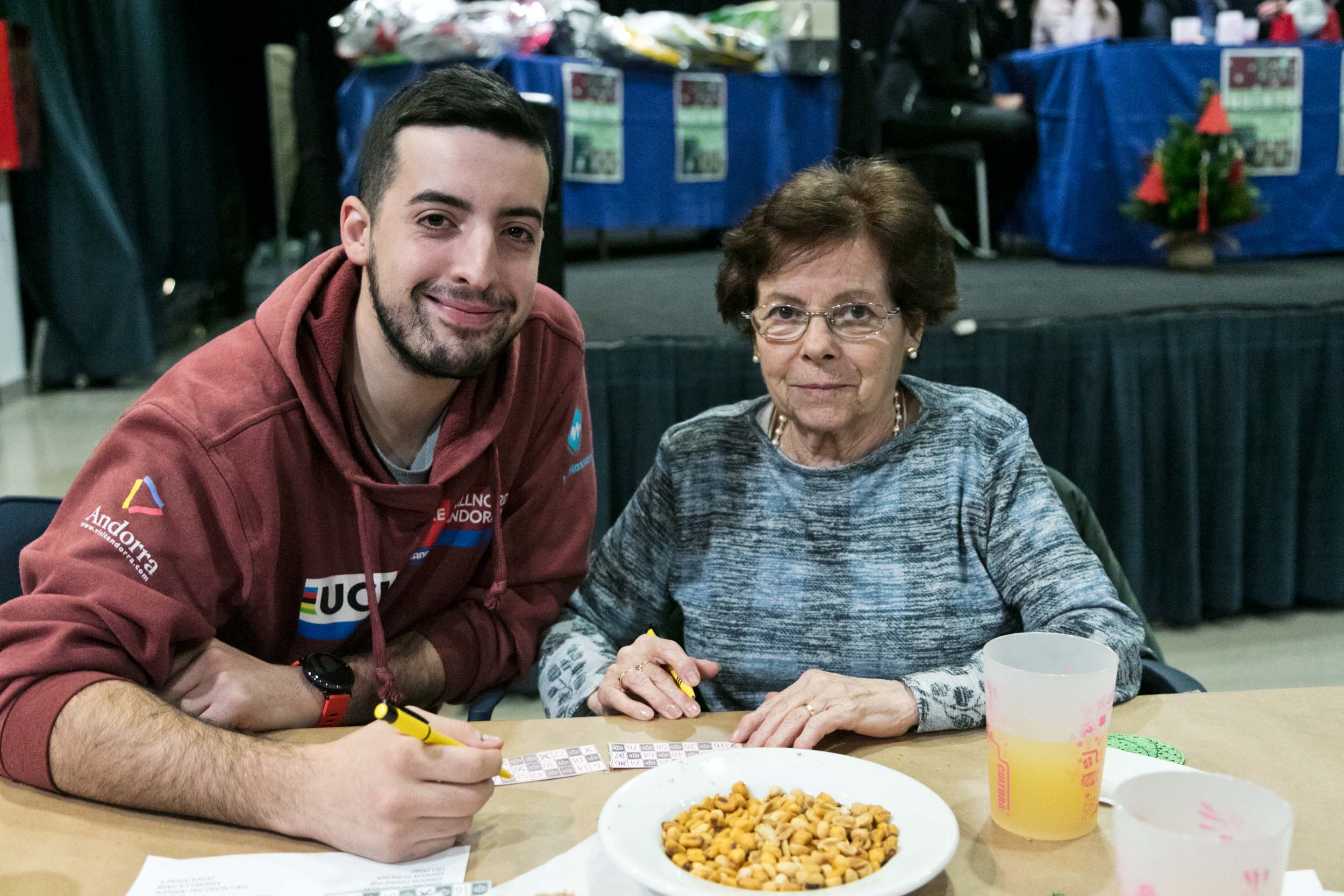 Un jove i una padrina, participant a una activitat intergeneracional al 2019.
