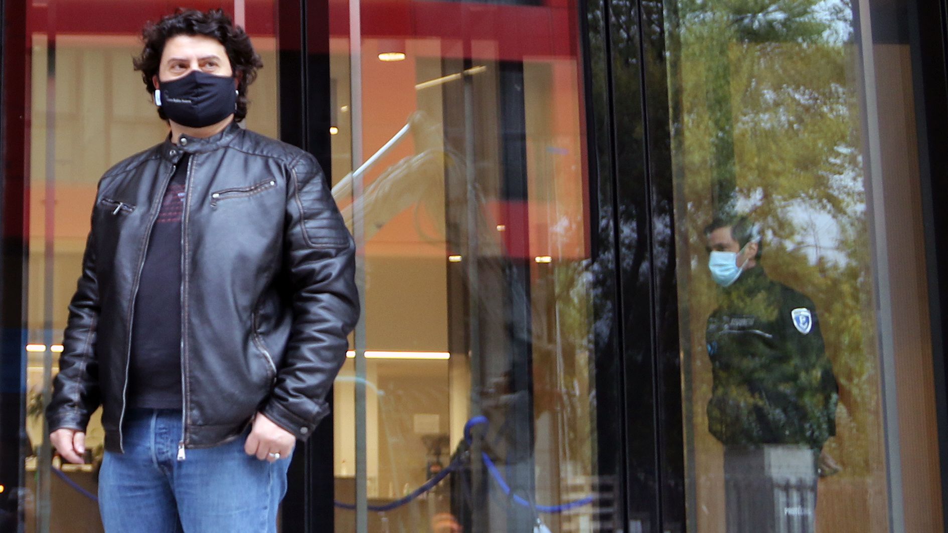 Carles Iriarte davant la Seu de la Justícia.