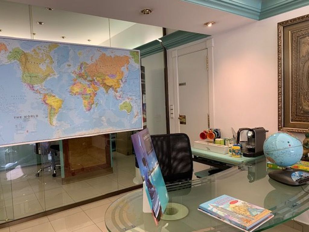 Una agència de viatges d'Andorra la Vella.