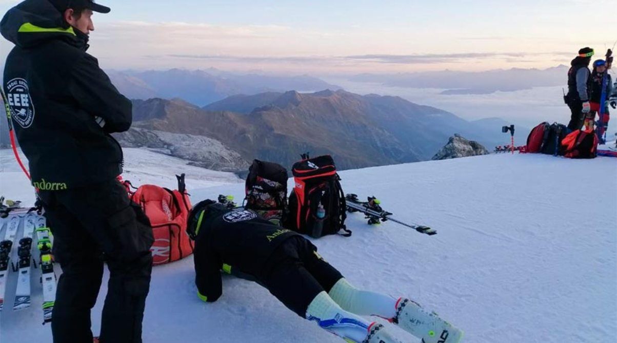 Un esquiador de L’Esquí Estudi i Batxillerat Esportiu (EEBE) durant un entrenament.