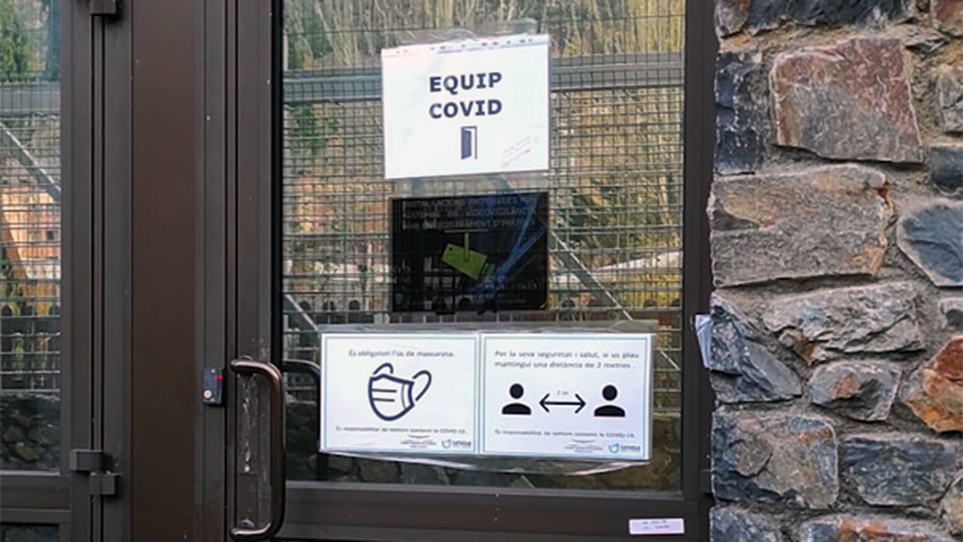 Accés a l'immoble on té la seu l'Oficina Covid. Accés a l'immoble on té la seu l'Oficina Covid.