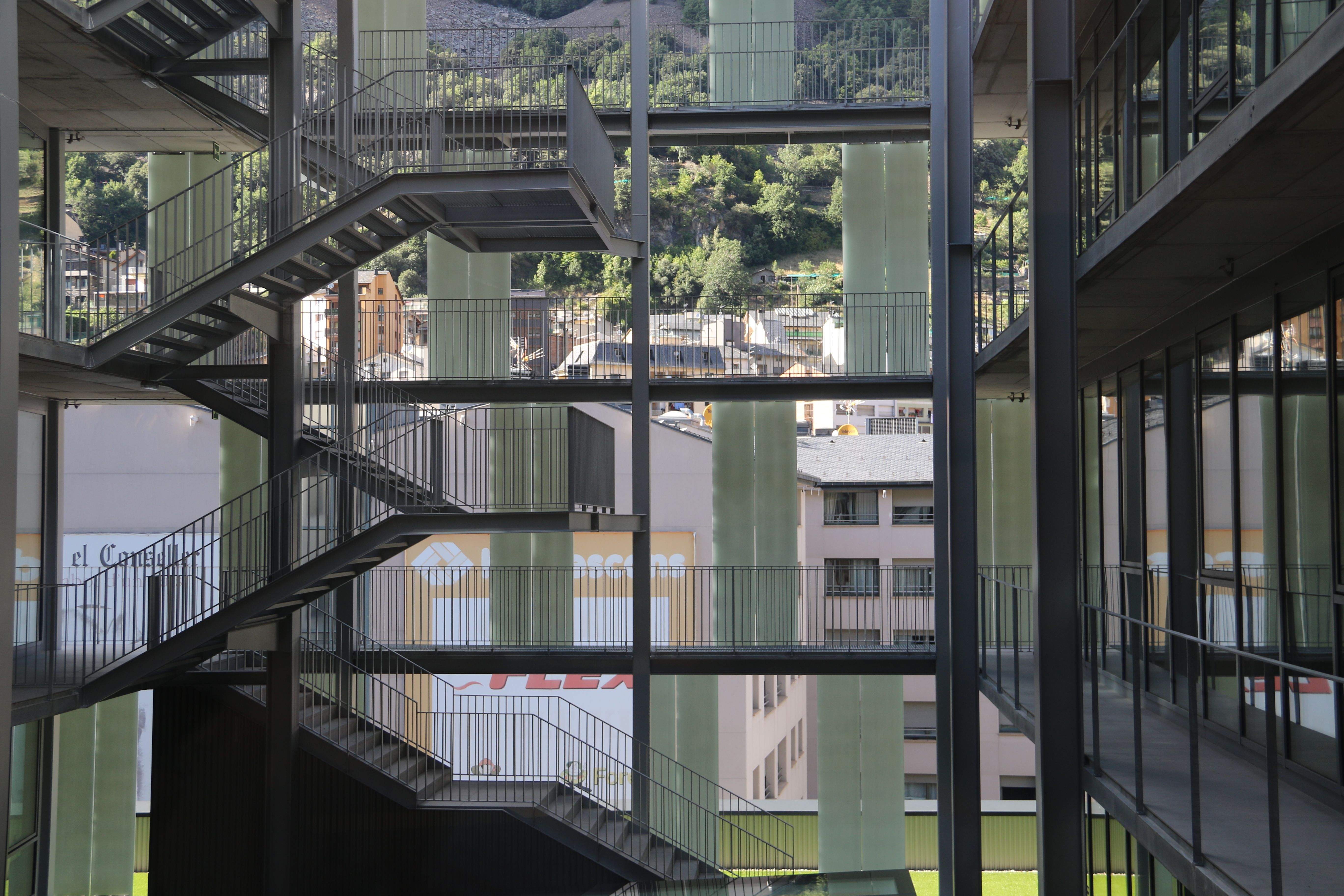 Una imatge de l'interior de la seu judicial, amb un nucli de comunicacions que facilita la claror natural.