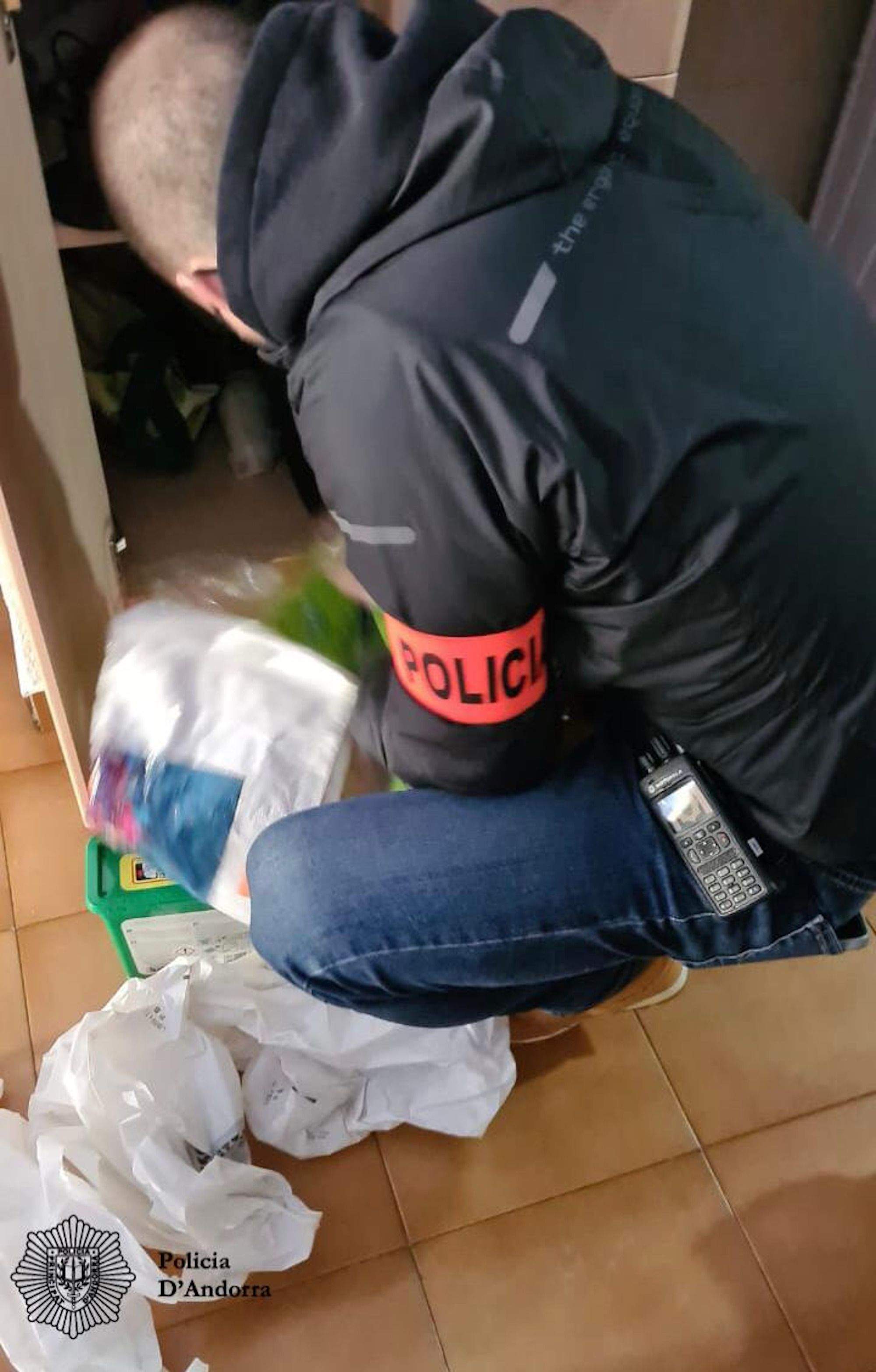 Un poliicia investiga part del material comissat en l'operació 'Queen'. Un poliicia investiga part del material comissat en l'operació 'Queen'.