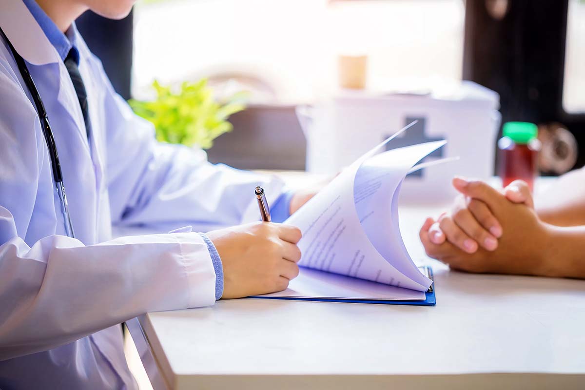 Una cosulta presencial d'un metge.