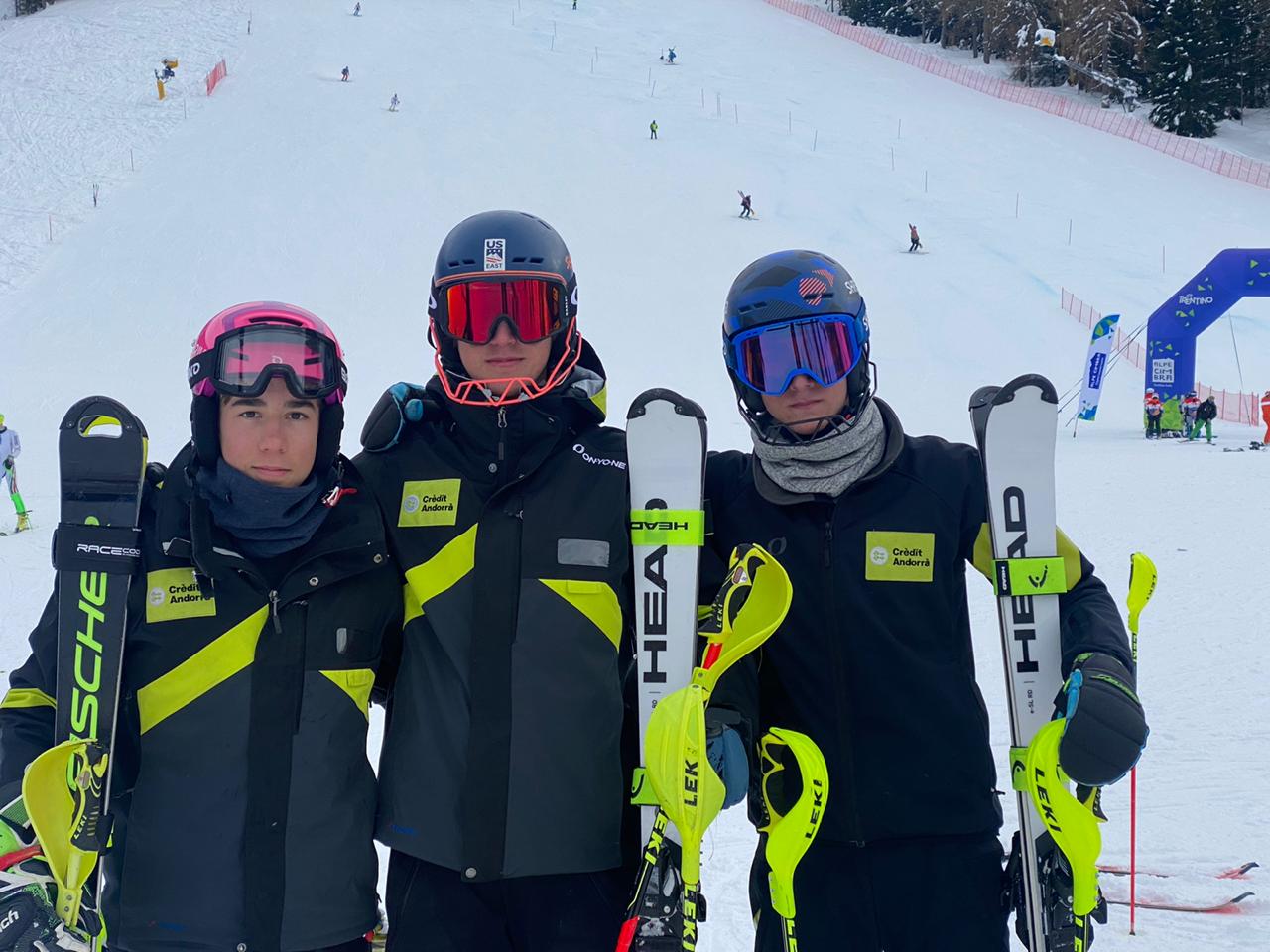 Els tres joves esquiadors abans de competir.