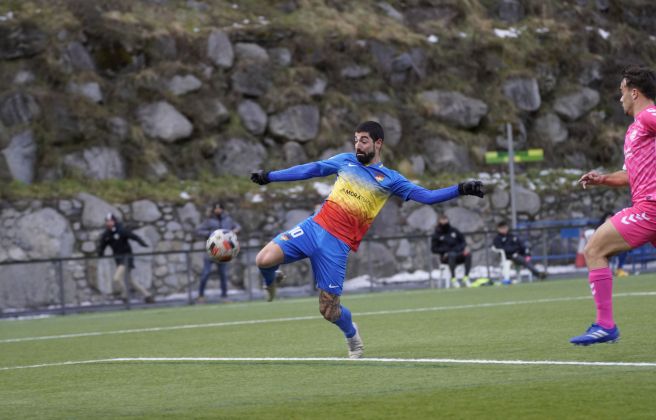 Carlos Martínez, fent la rematada del segon gol de l'FC Andorra.