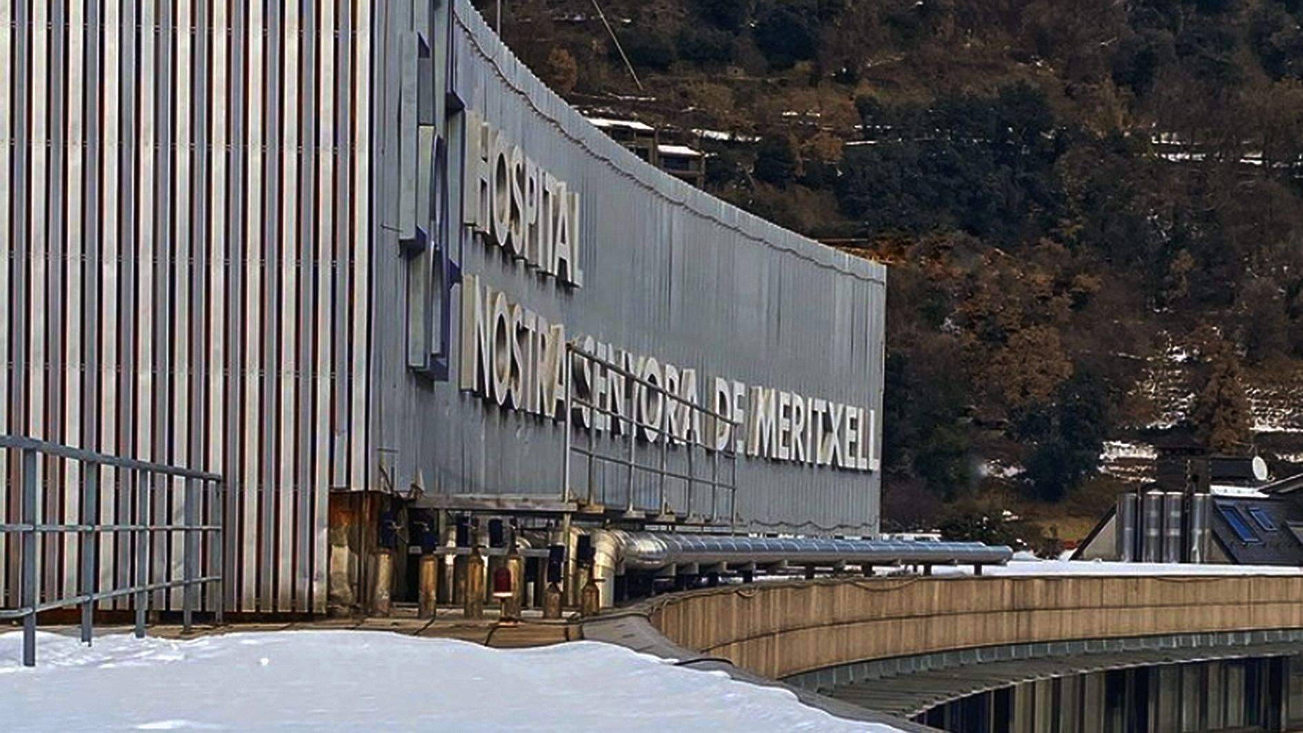 El rètol de l'hospital vist des de la zona d'aterratge i enlairament de l'helicòpter.
