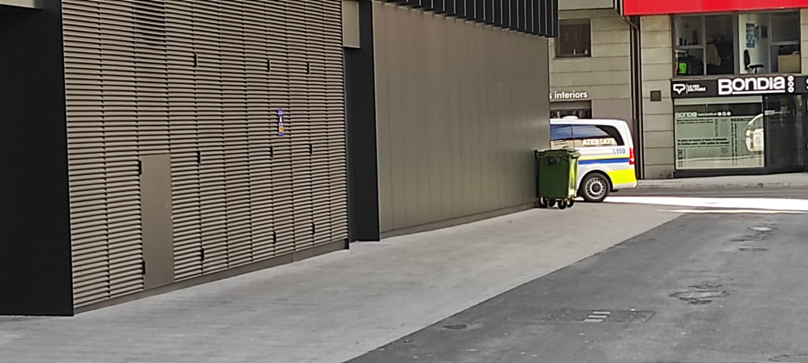 Un vehicle policial accedeix a la Seu de la Justícia per traslladar-hi un detingut, aquest dissabte.