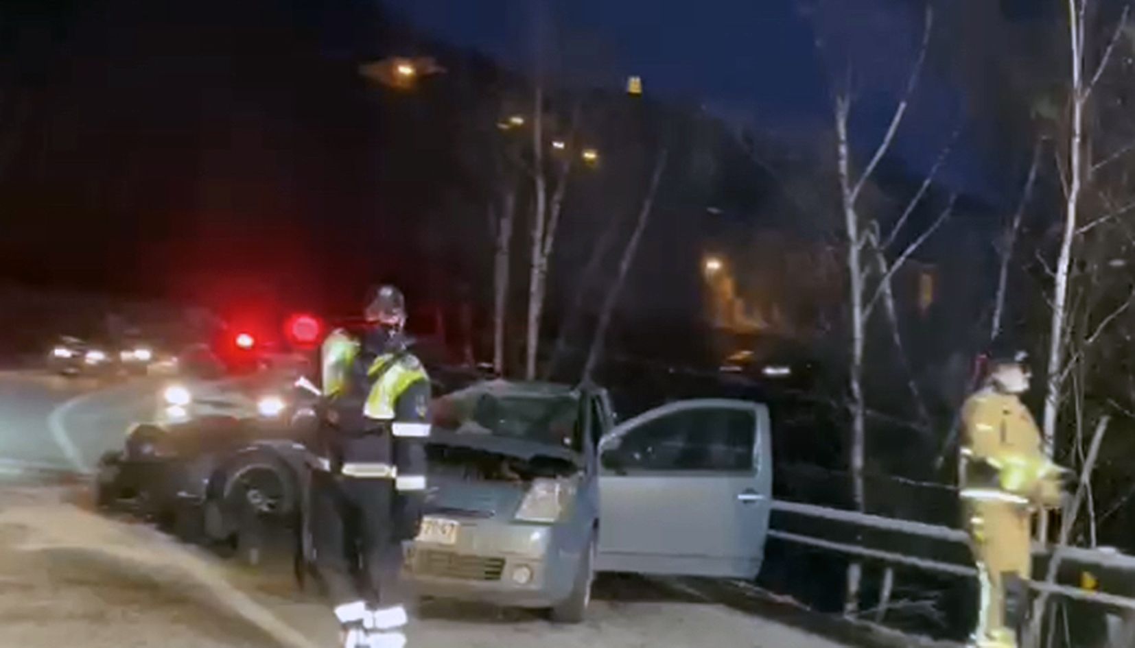 Un agent de circulació davant els dos cotxes accidentats.