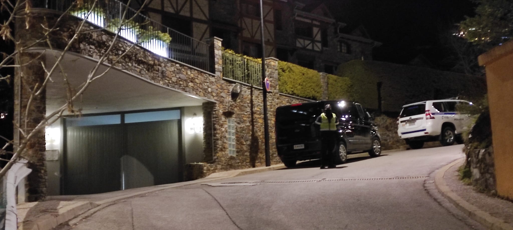 Un agent de policia contra l'accés a l'habitatge on s'estava actuant a la zona del Sant Ermengol. Un agent de policia contra l'accés a l'habitatge on s'estava actuant a la zona del Sant Ermengol.