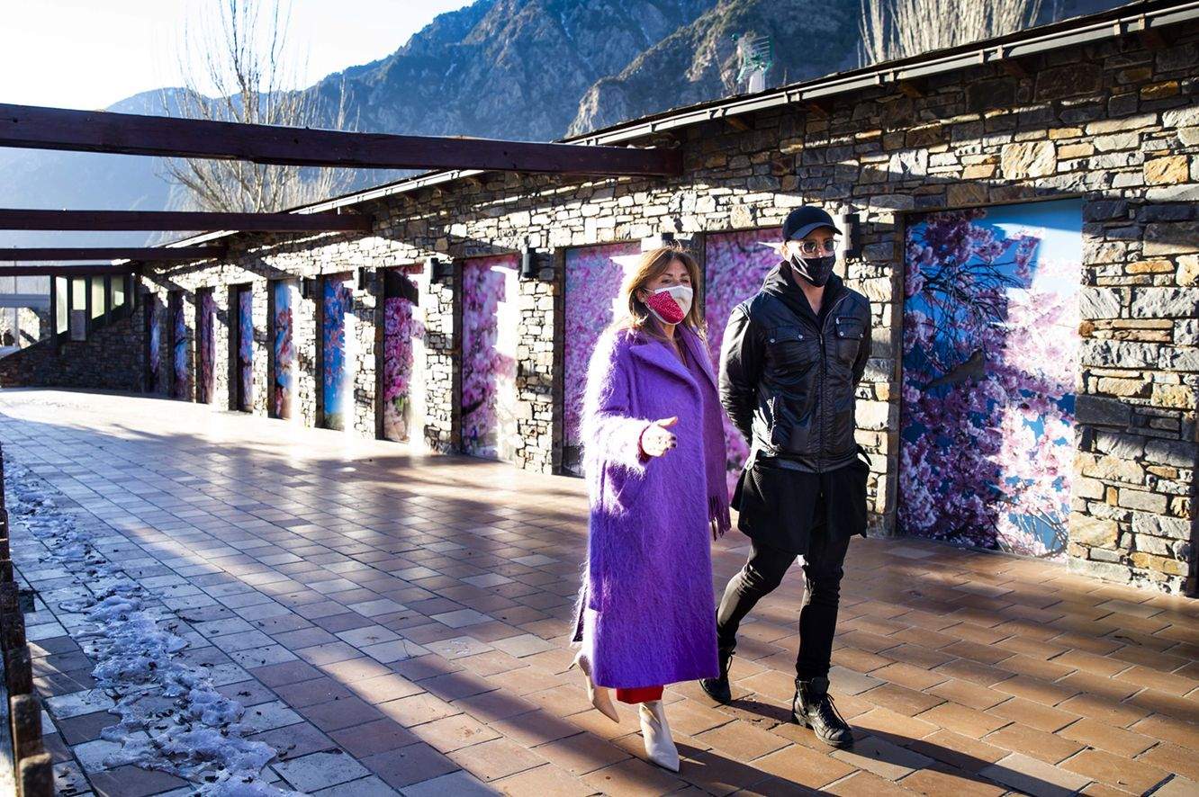 La cònsol major, Conxita Marsol, i l'artista, Philippe Shangti, passegen al costat del bar del Parc Central aquest dimarts.