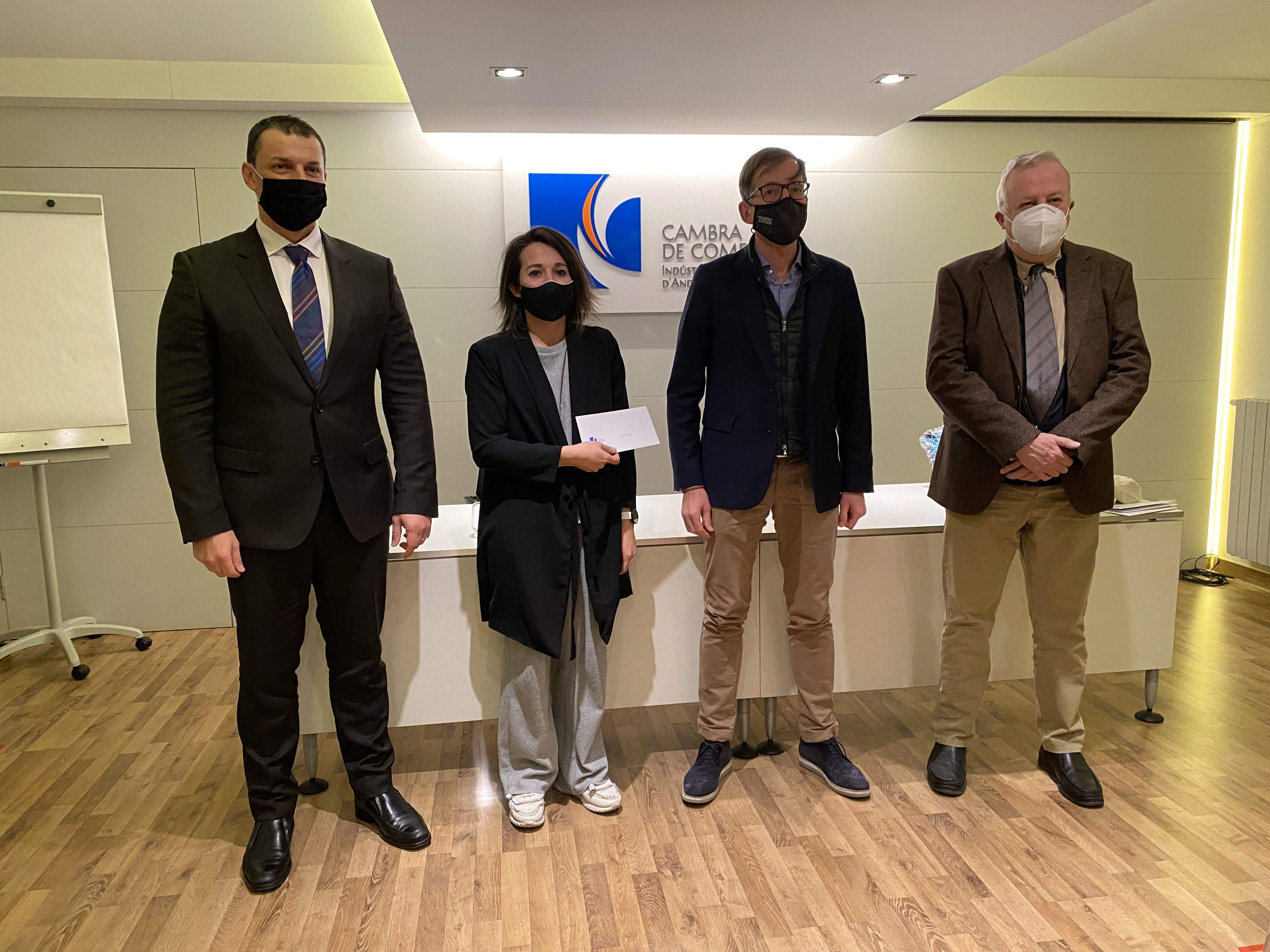 Els representants de Via Moda, guanyadors del primer premi, amb el ministre Jordi Gallardo i el president de la Cambra, Miquel Armengol.