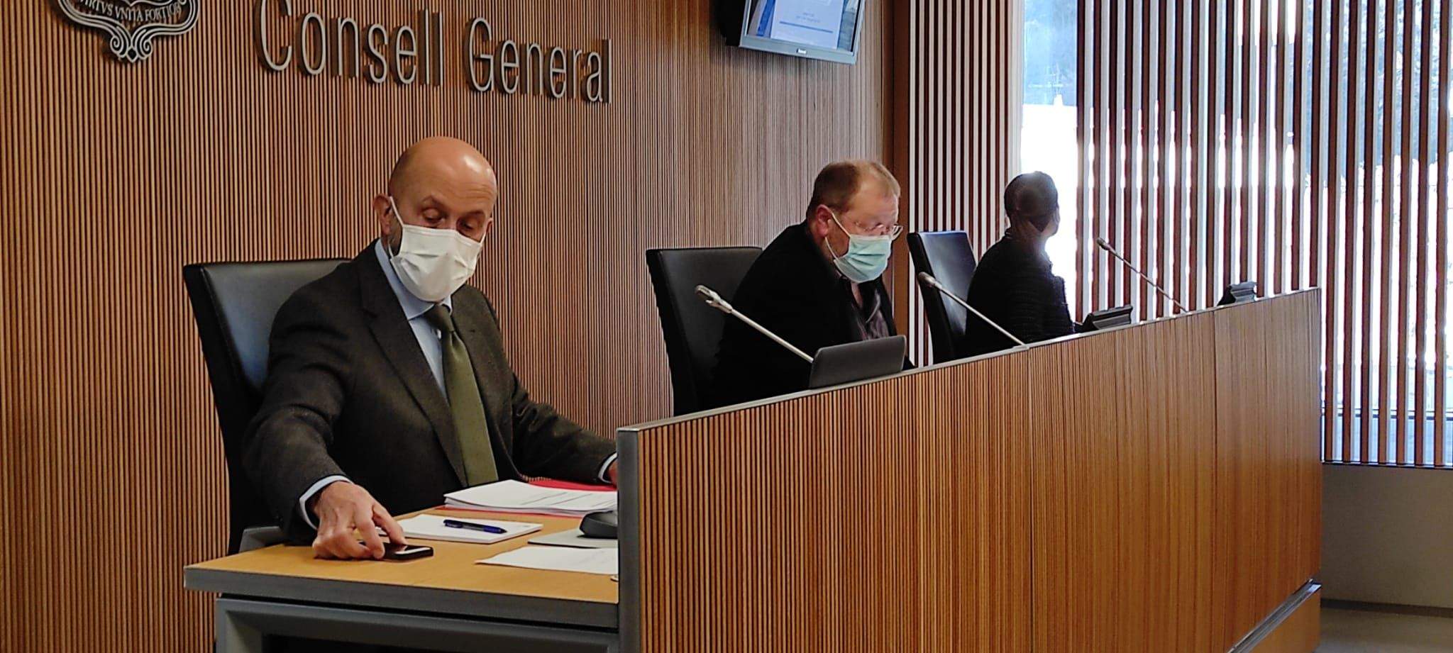 Joan Martínez Benazet consulta el mòbil just abans d'iniciar la compareixença.