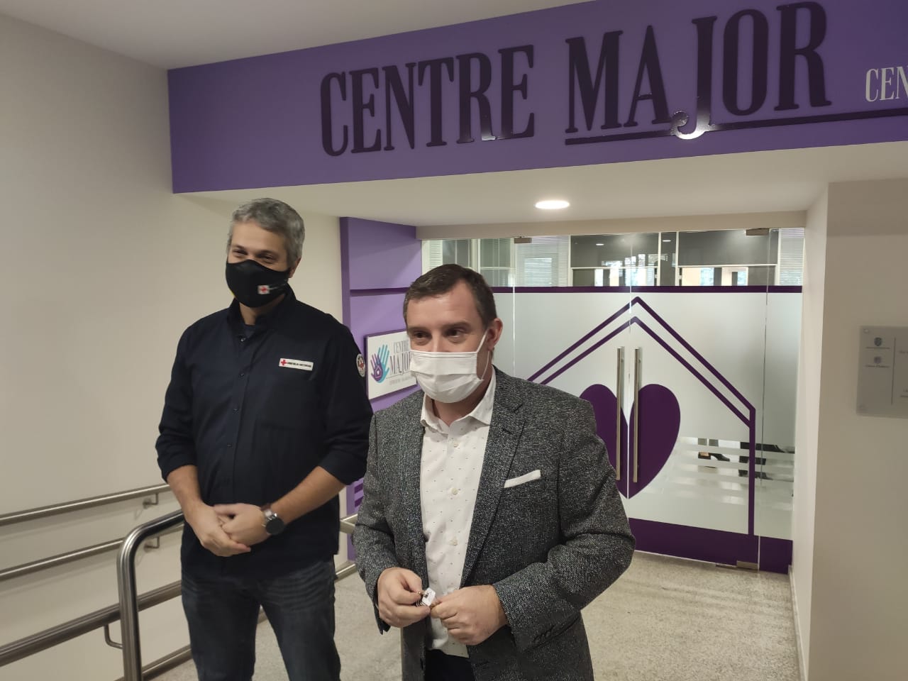 Jordi Fernàndez i Josep Majoral durant l'acte de lliurament de les claus de l'espai de Sant Julià.