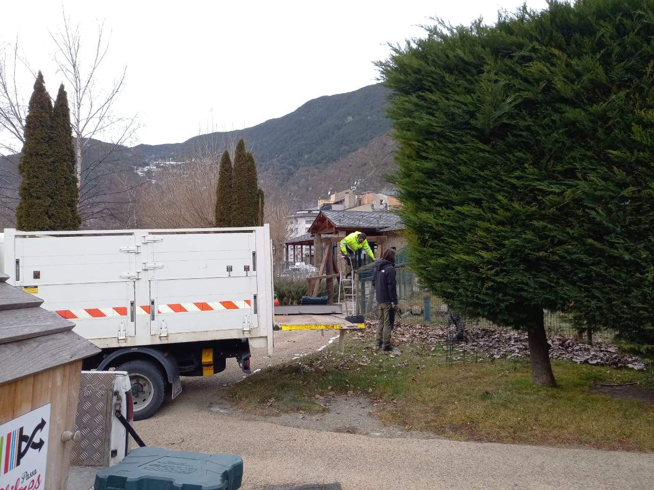 Operaris del comú treballant al Prat Gran.