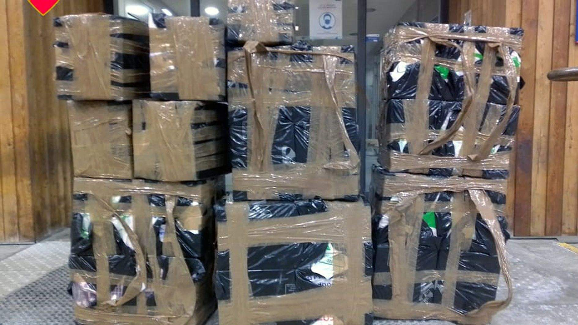 El tabac comissat exposat davant les dependències duaneres.