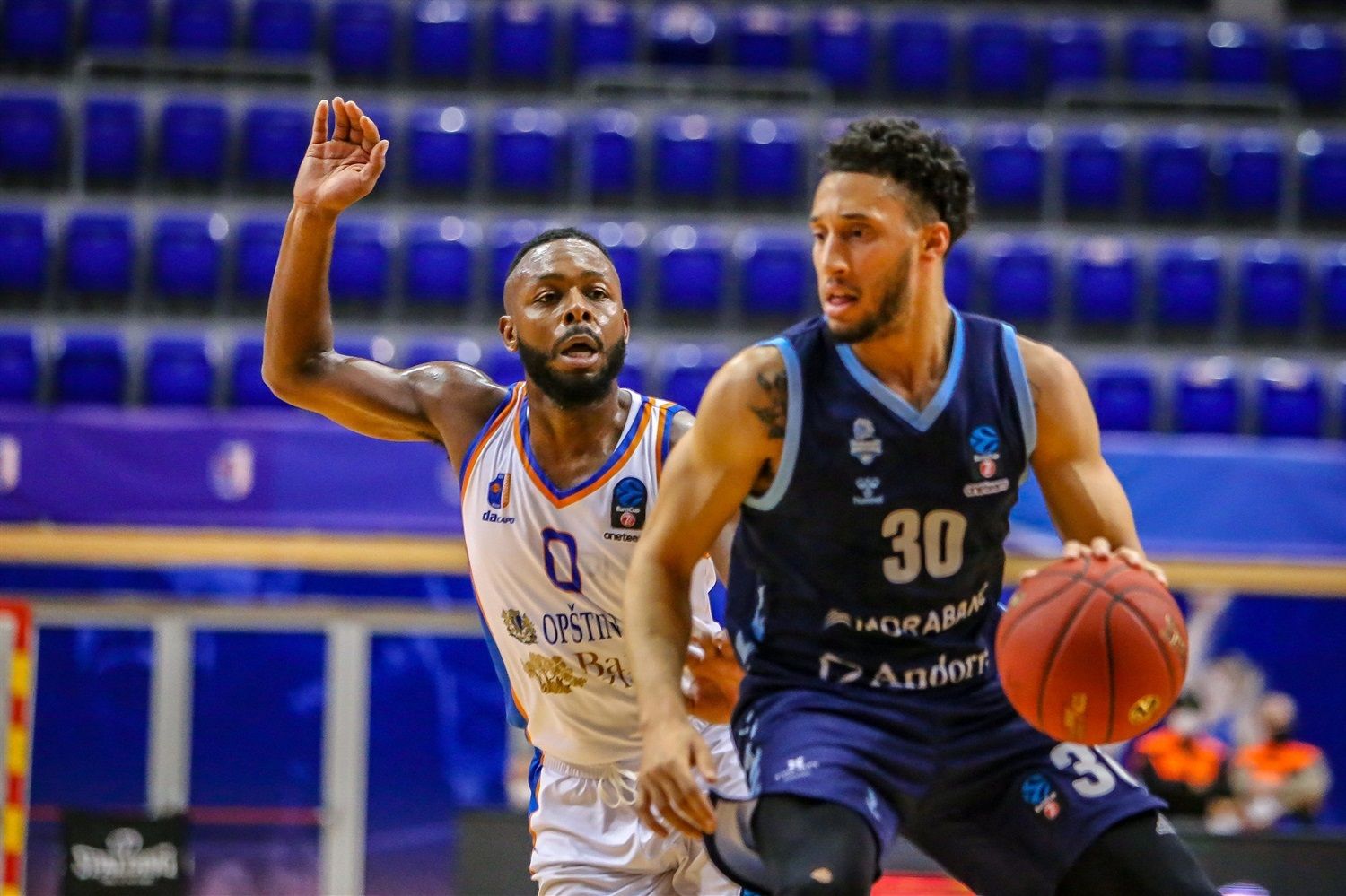 Senglin bota la pilota marcat per Pullen.