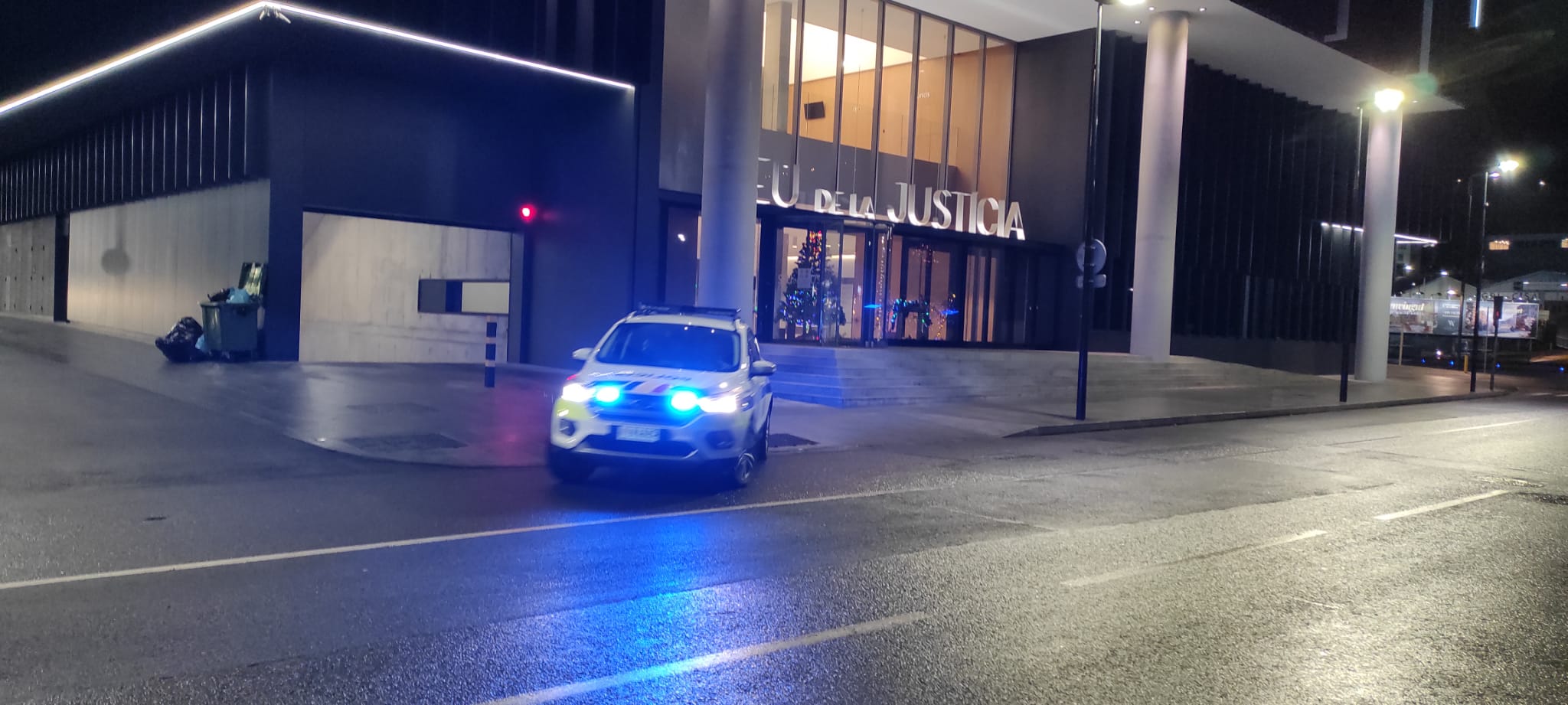 Un cotxe de policia surt de la Seu de la Justícia. Un cotxe de policia surt de la Seu de la Justícia.