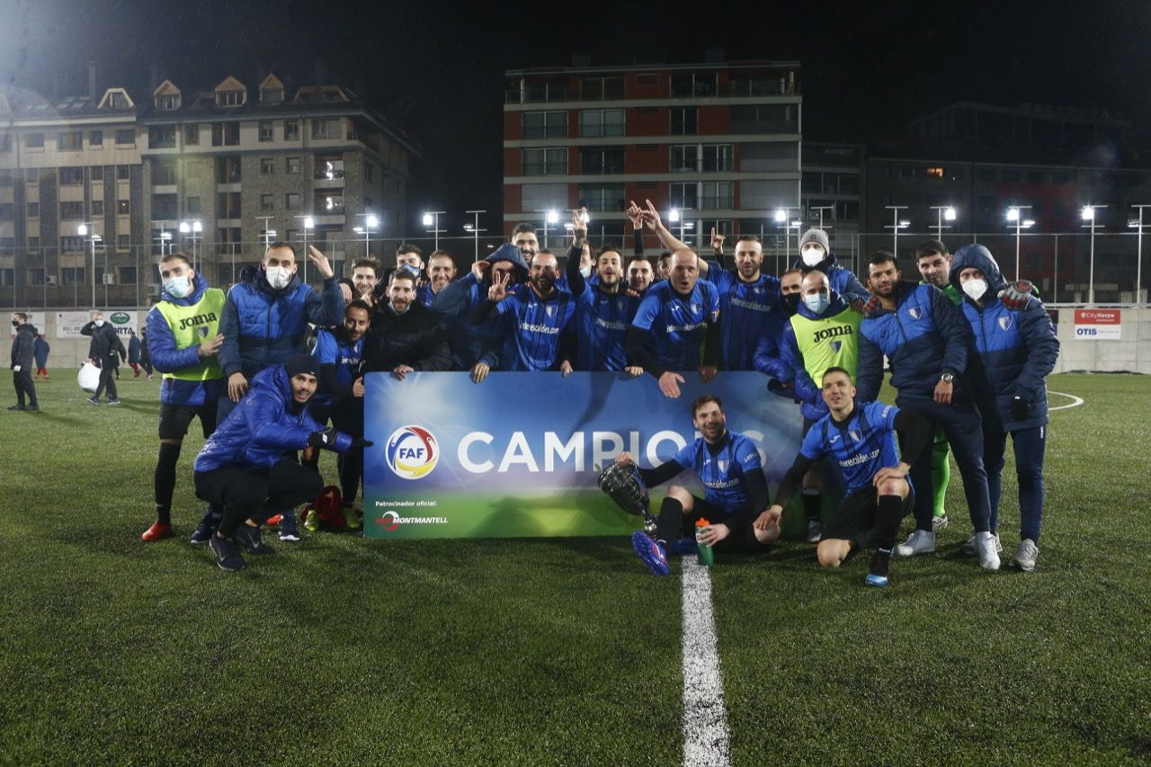 Els jugadors de l'Inter d'Escaldes celebren la Supercopa.