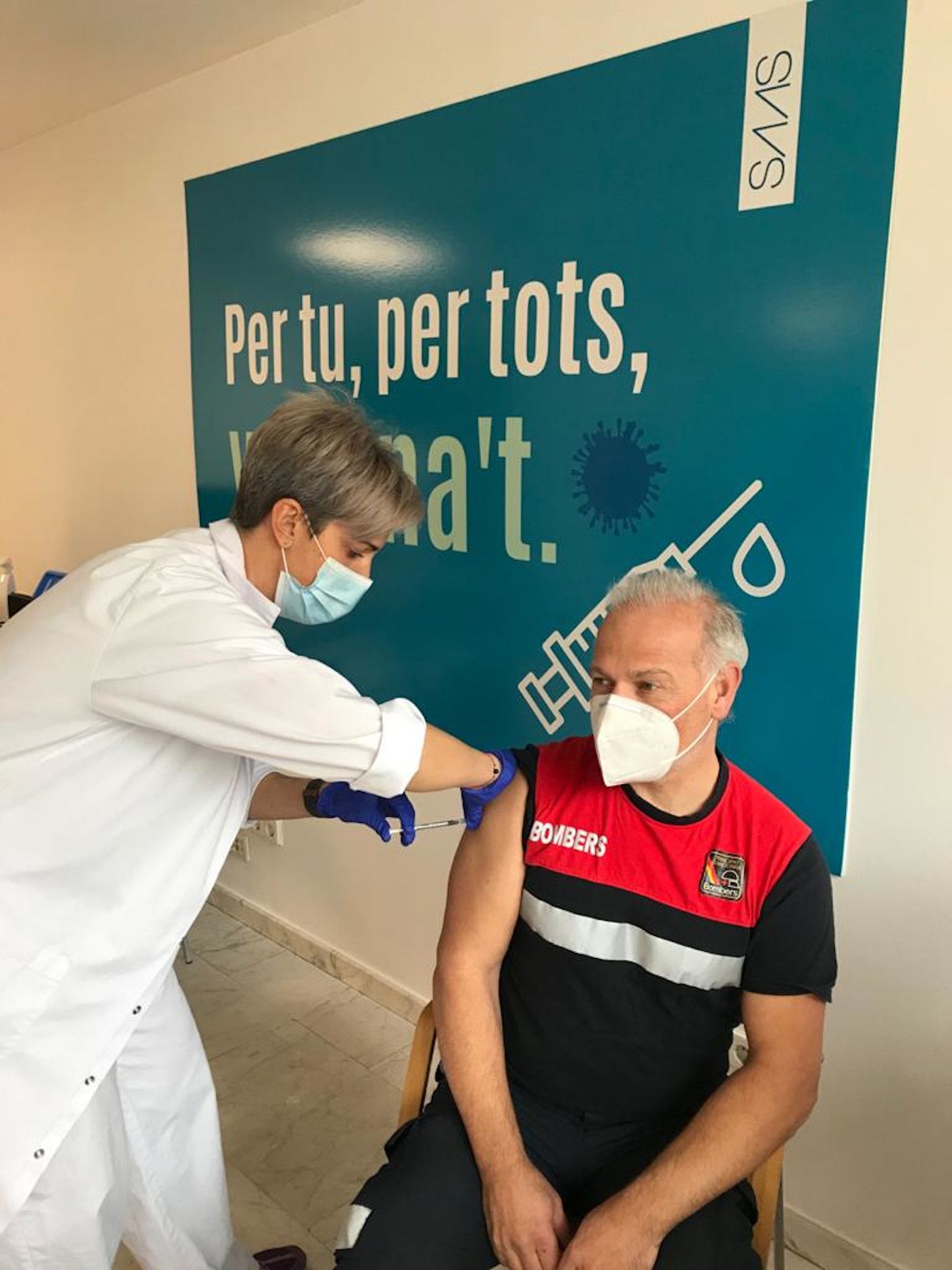 Un dels bombers que s'han vacunat aquest dijous.