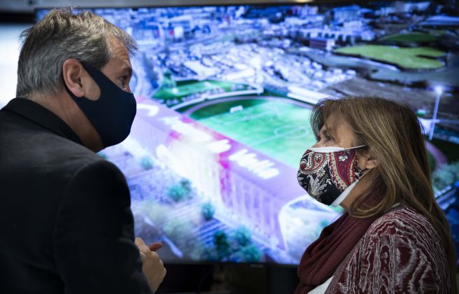 Cervós i Marsol, davant la imatge del futur estadi Comunal.