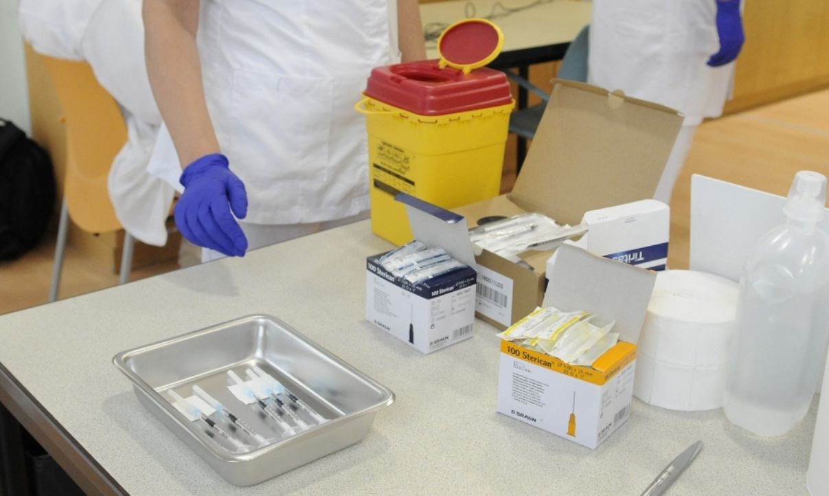 Taula amb tots els estris per a la vacunació.