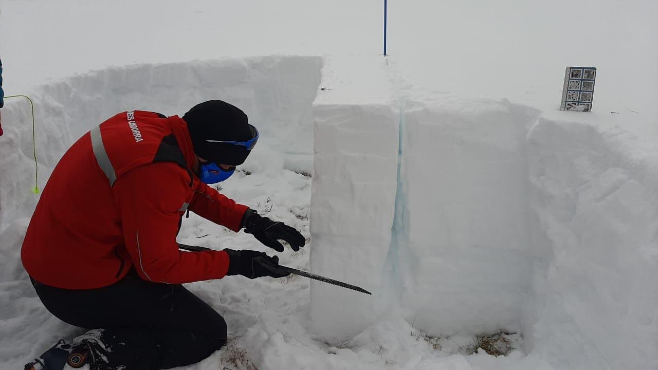Un dels bombers en plena pràctica.