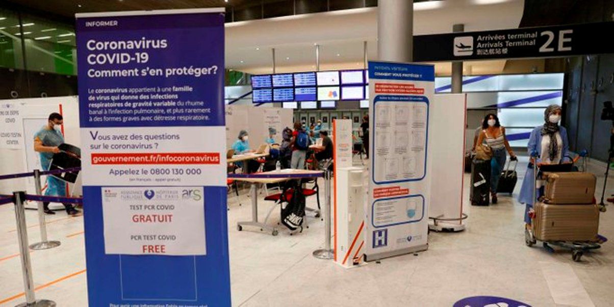 Cartells informatius de la Covid-19 a l'aeroport Charles de Gaulle l'estiu passat.