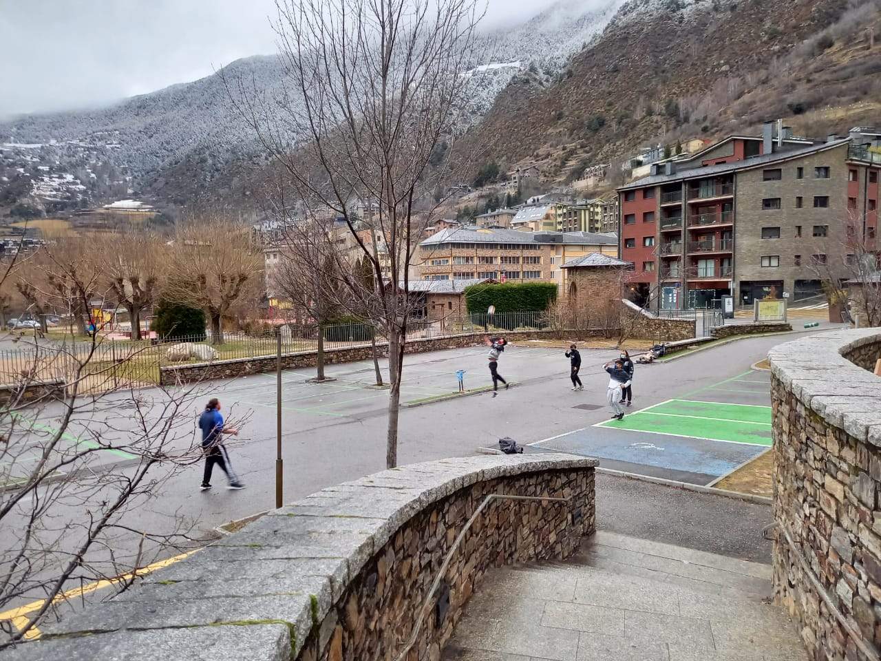 Els nois jugant a voleibol a l'aparcament.
