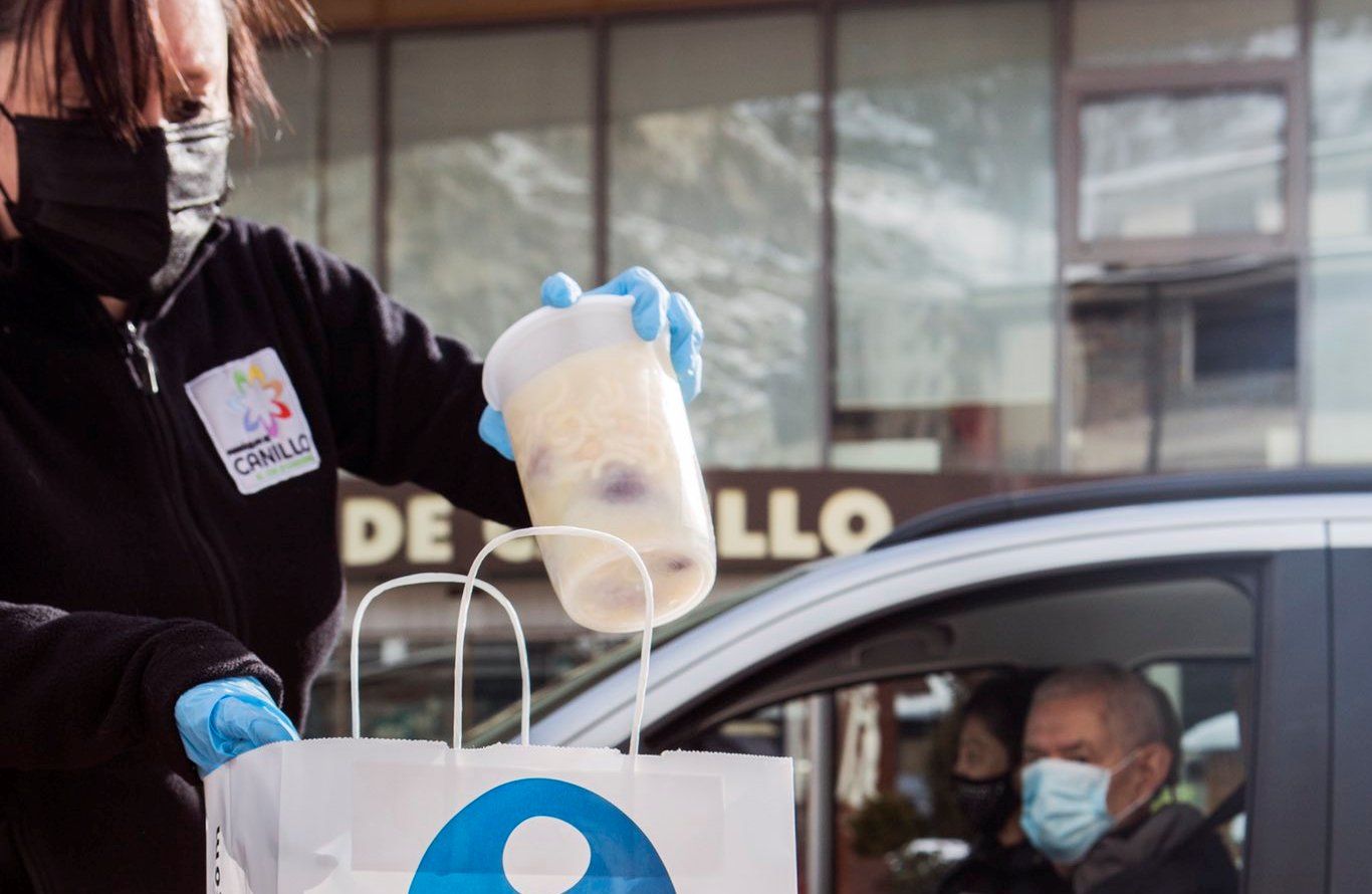 Un dels envasos de vianda que s'han repartit aquest diumenge a Canillo.