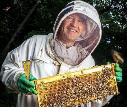 Mathieu Garaud equipat per treballar amb les abelles.