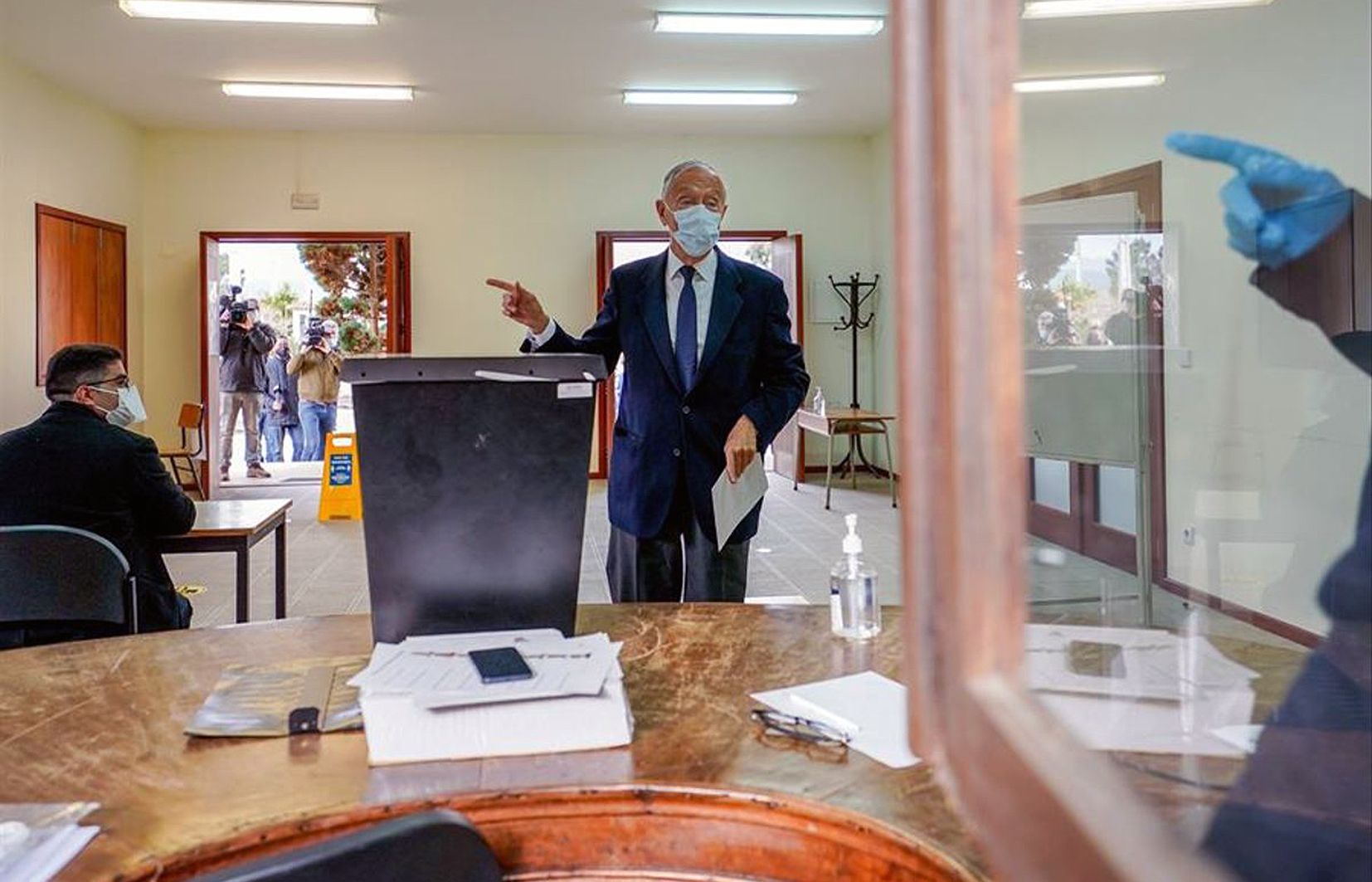 Marcelo Rebelo de Sousa en arribar al seu col·legi electoral.