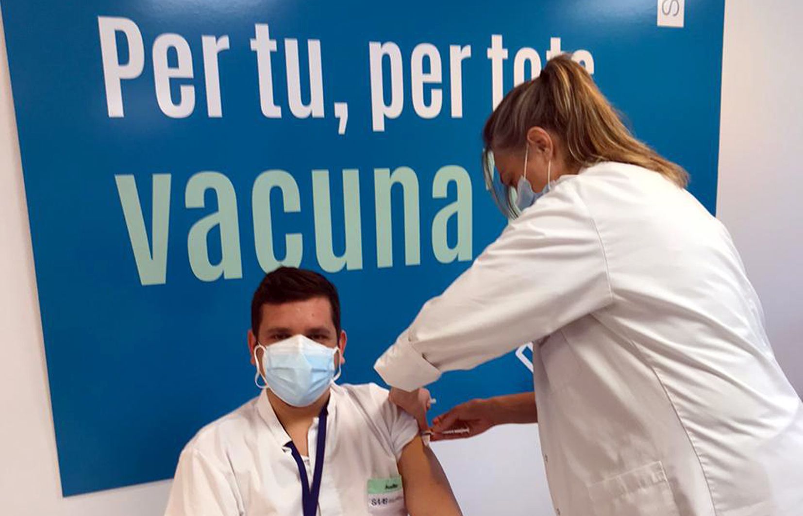 Vacunació d'un sanitari a l'hospital.