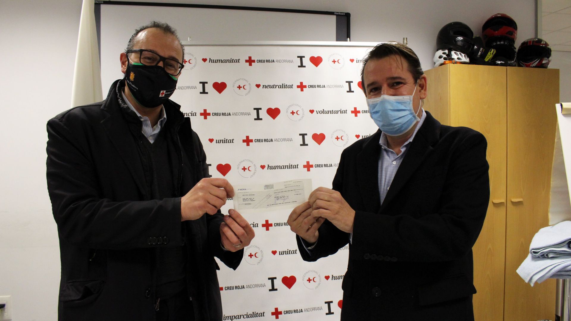 Una imatge de l'acte de lliurament