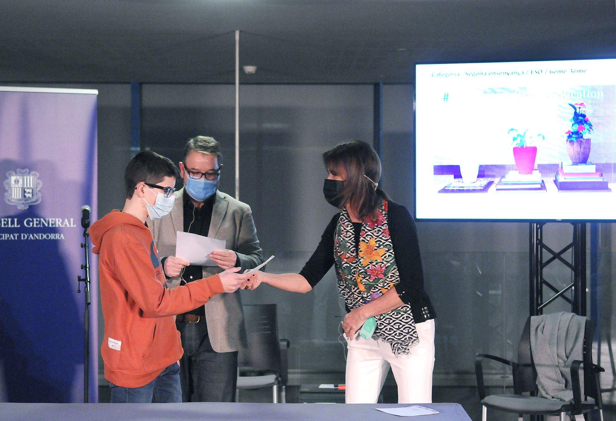 La ministra d'Educació i Ensenyament Superior, Ester Vilarrubla lliura un dels premis.